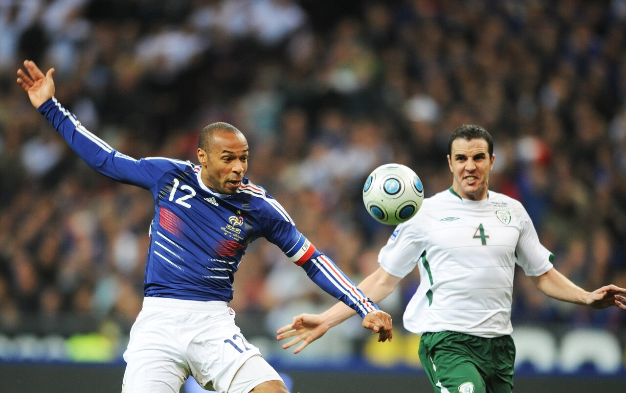 Thierry Henry contrôle le ballon de la main lors du barrage pour la Coupe du monde face à l’Irlande. (AFP/Lionel Bonaventure)