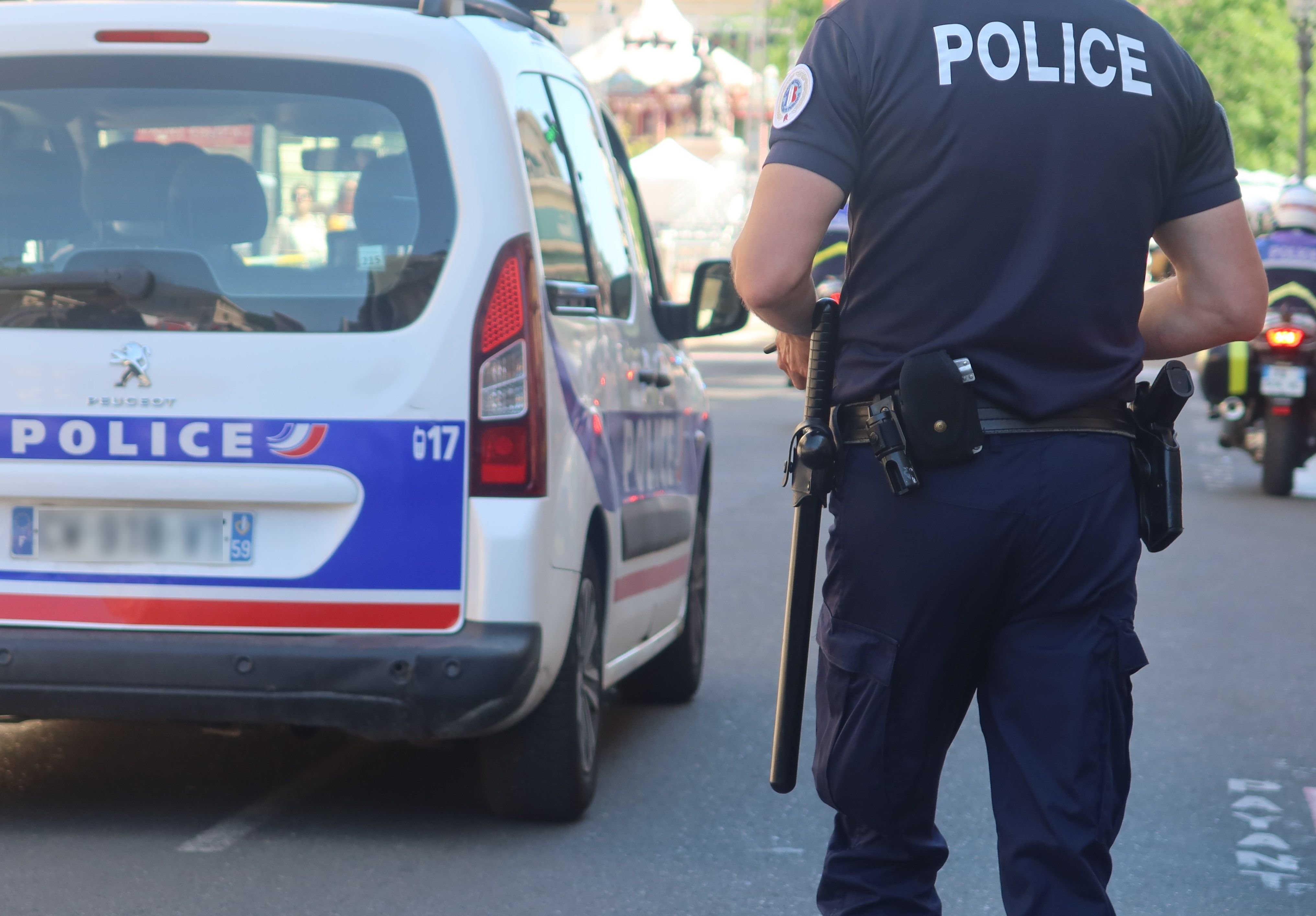 Coronavirus dans les Yvelines : des véhicules des agents de l'hôpital de  Poissy fracturés pour voler leur macaron - Le Parisien