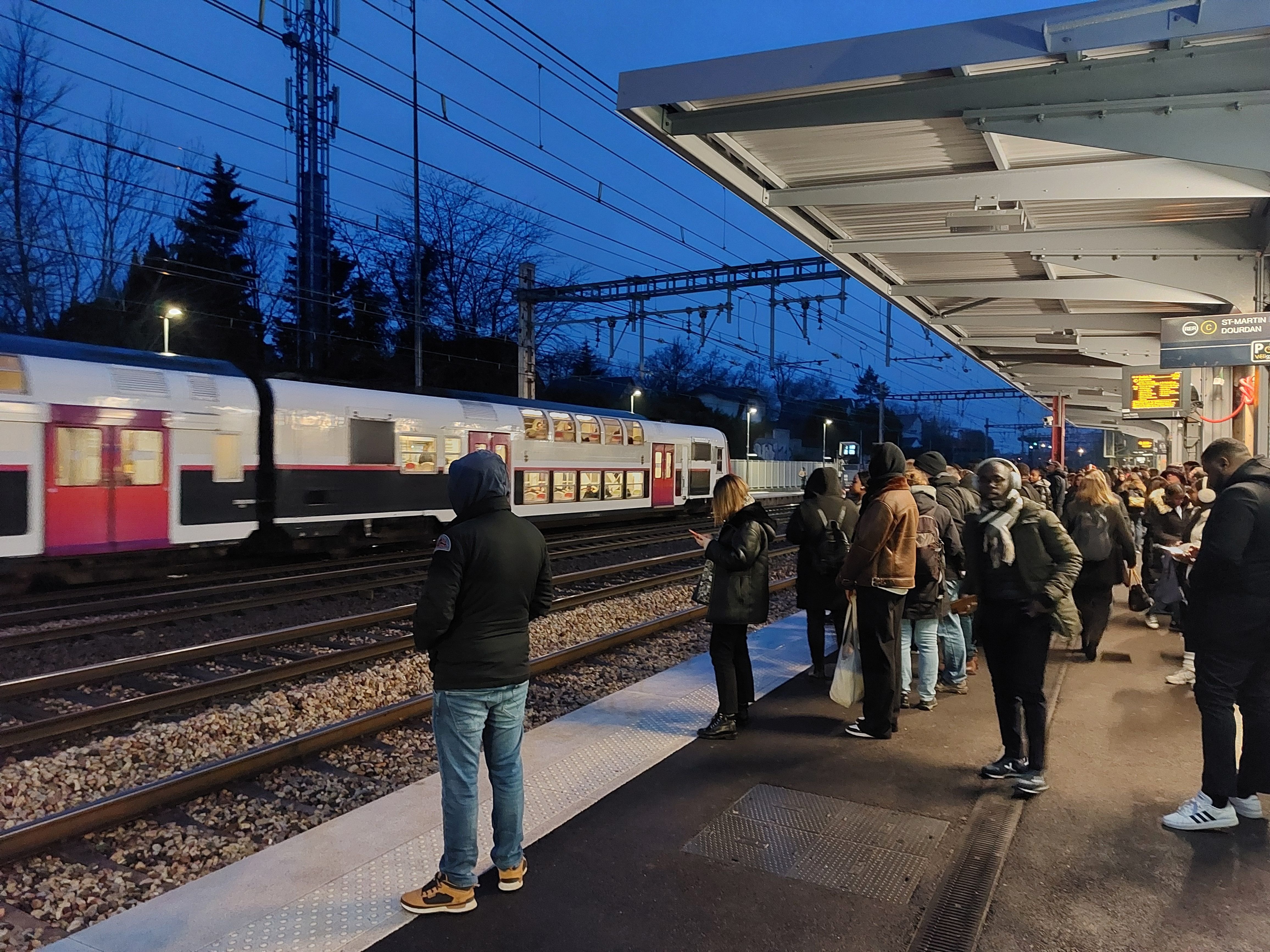 Depuis des semaines, les usagers du RER C dans le Val-d'Orge (ici le 1er février à Sainte-Geneviève-des-Bois en Essonne), subissent des suppressions et des retards de trains quotidiens. LP/Cécile Chevallier