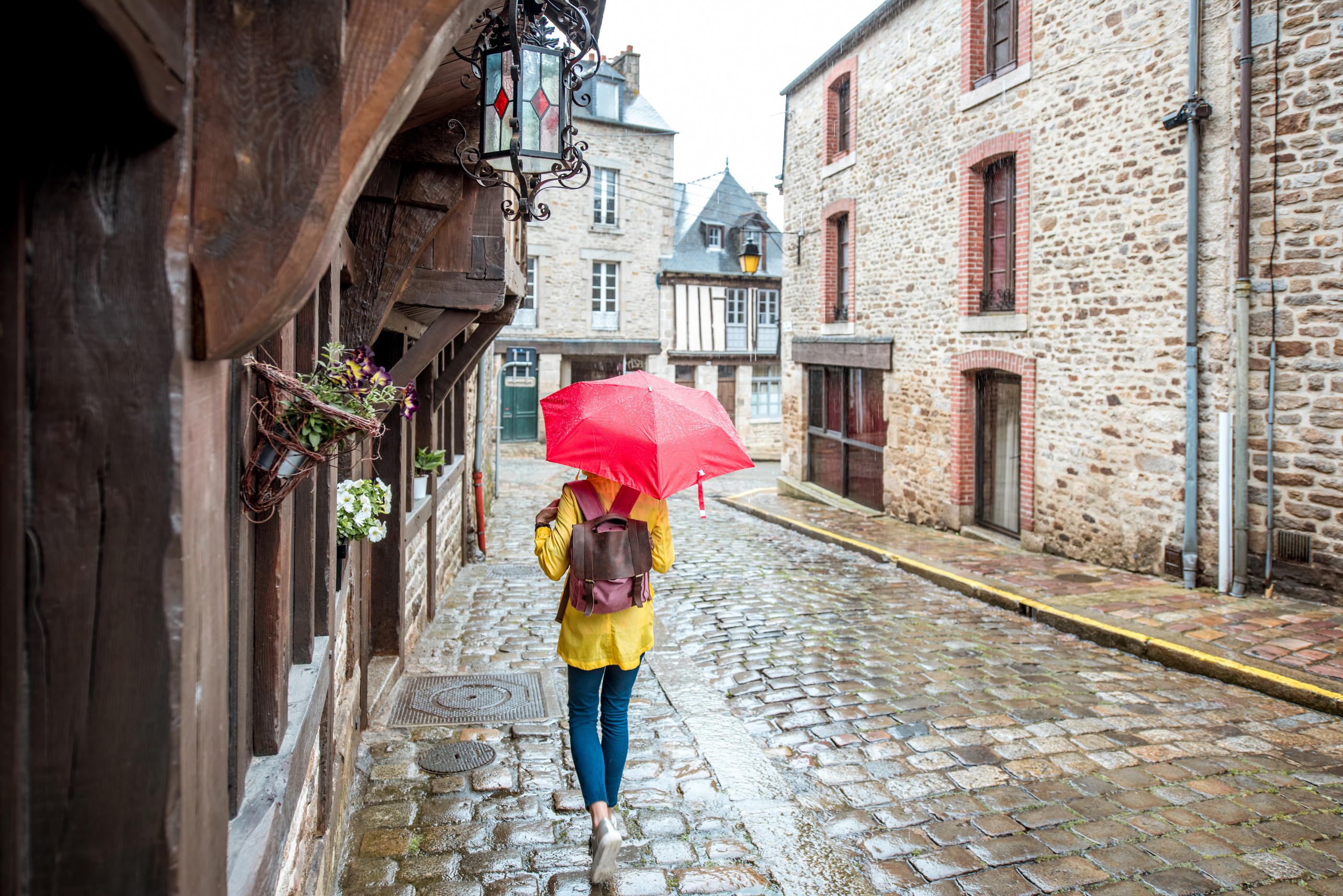 Le parapluie est de rigueur ces jours-ci en France. (Illustration) istock/RossHelen