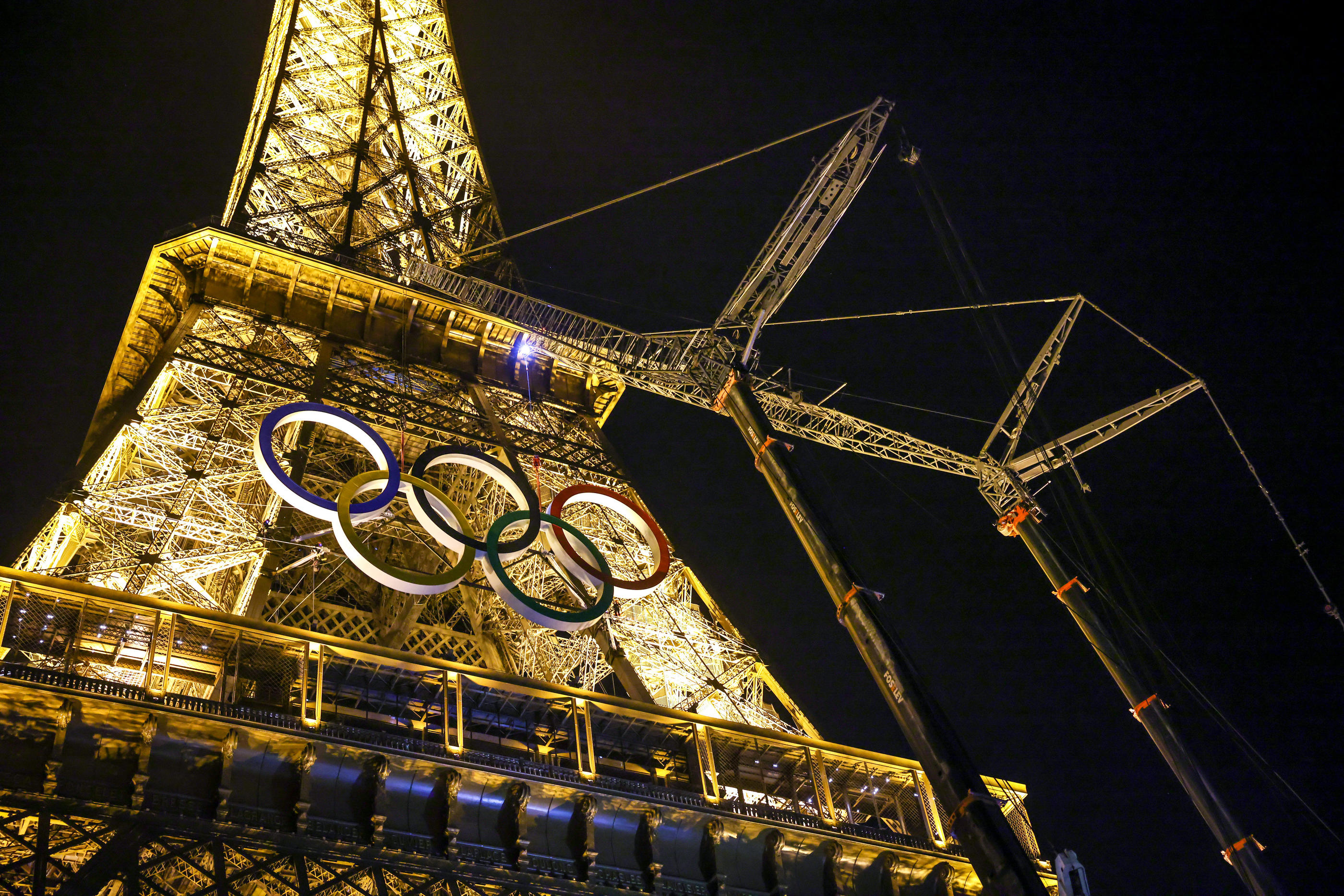 L'installation des anneaux olympiques sur la tour Eiffel, le 7 juin. La maire de Paris Anne Hidalgo souhaite qu'ils restent au moins jusqu'en 2028. LP/Frédéric Dugit