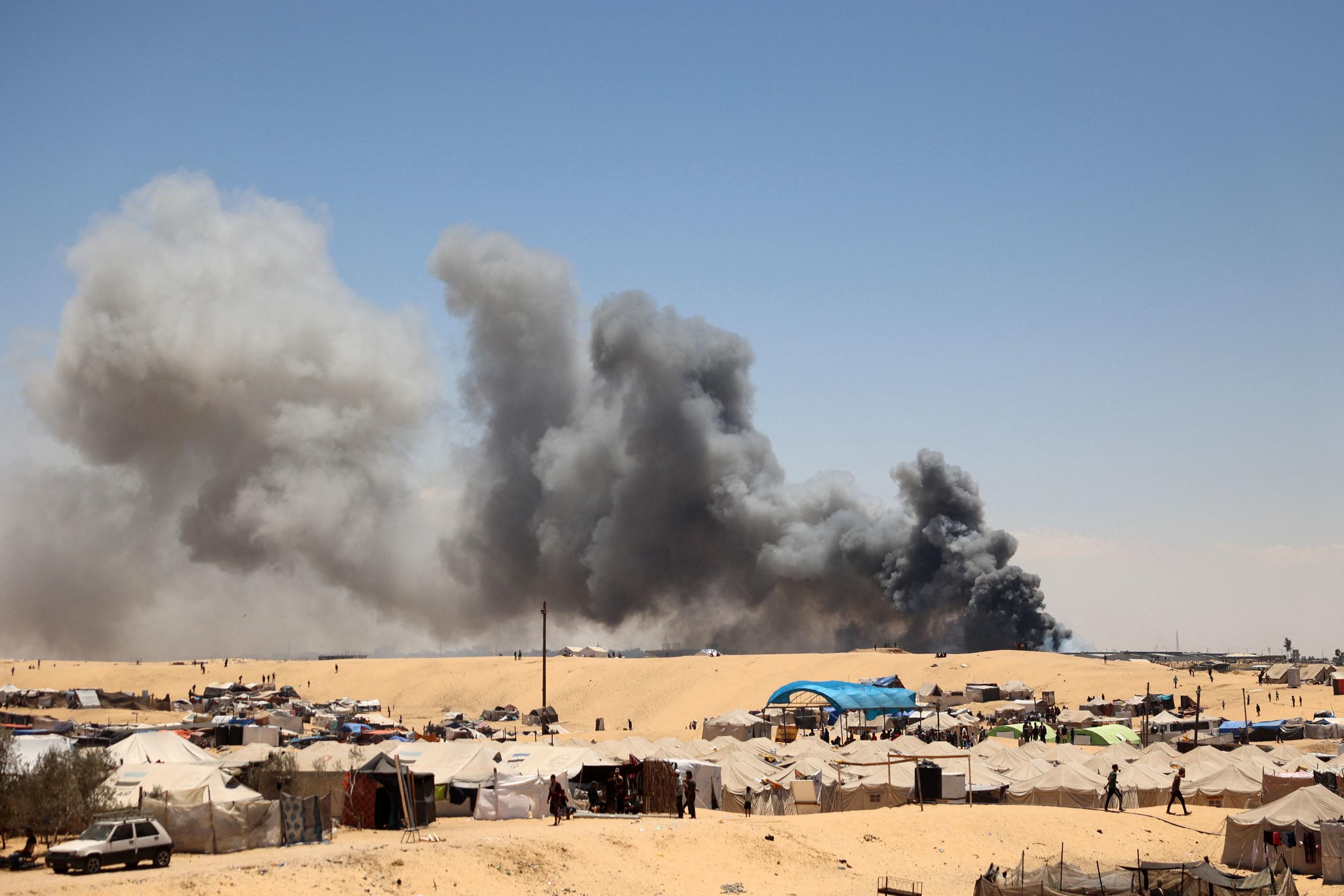 De la fumée vue près d'un camp de fortune pour les Palestiniens déplacés dans la zone de Tel al-Sultan à Rafah, le 30 mai 2024. AFP/Eyad Baba
