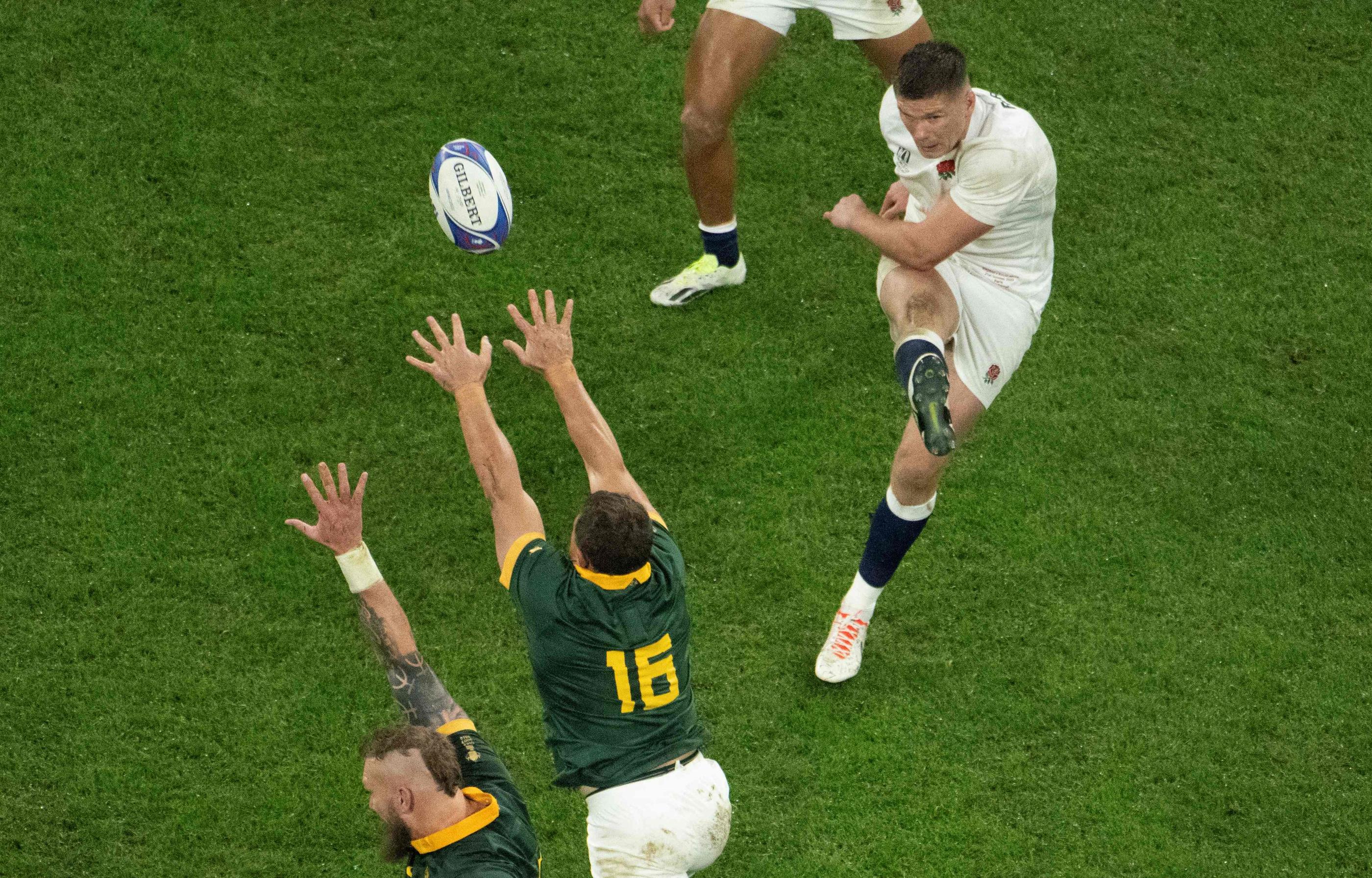 Owen Farrell a tenté et réussi un drop de plus de 40 m face aux Springboks. Antonin THUILLIER / AFP