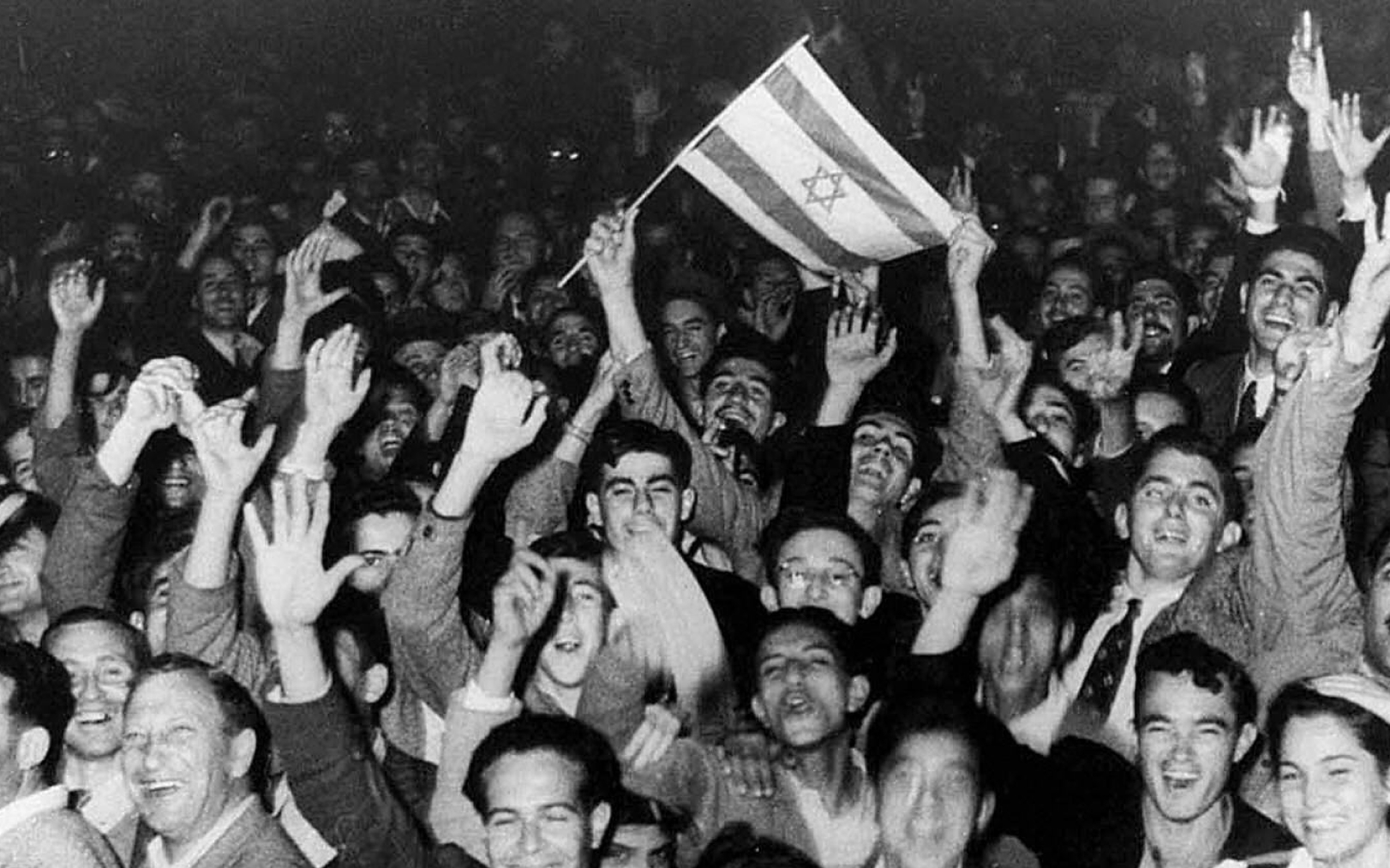 Le 29 novembre 1947, des habitants de Tel Aviv célèbrent la décision des Nations Unies de partager la Palestine en un État juif, et un autre, arabe. AFP