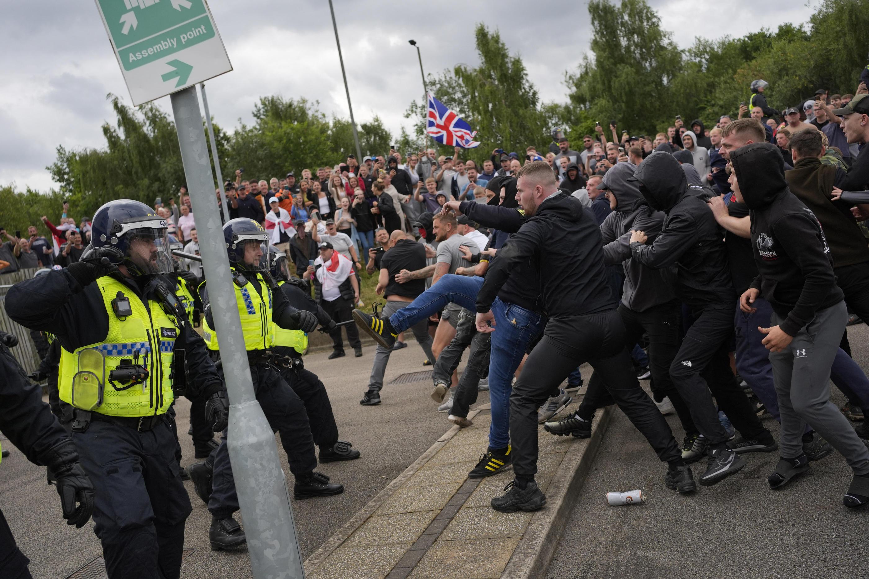 Rotherham, au nord-est de l’Angleterre. Des affrontements ont éclaté dimanche devant le Holiday Inn Express, un hôtel hébergeant des demandeurs d’asile. ABACA/Danny Lawson