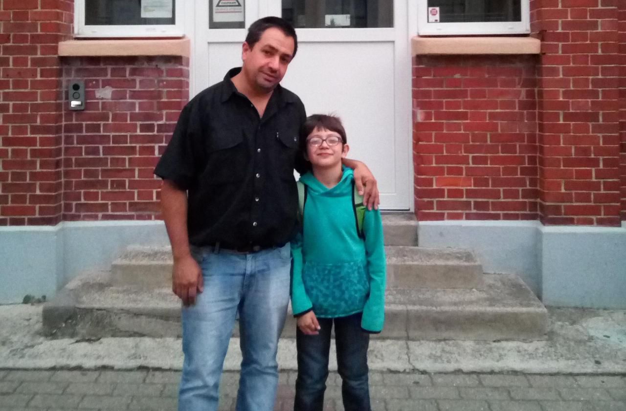 <b></b> Dans l’attente de sa notification MDPH, Xavier Savi, 9 ans, en CM 1 à l’école Anatole-France de Villeparisis, n’avait plus d’accompagnant d’élève en situation de handicap (AESH). Sa famille a finalement obtenu gain de cause et il a retrouvé son AESH ce lundi.