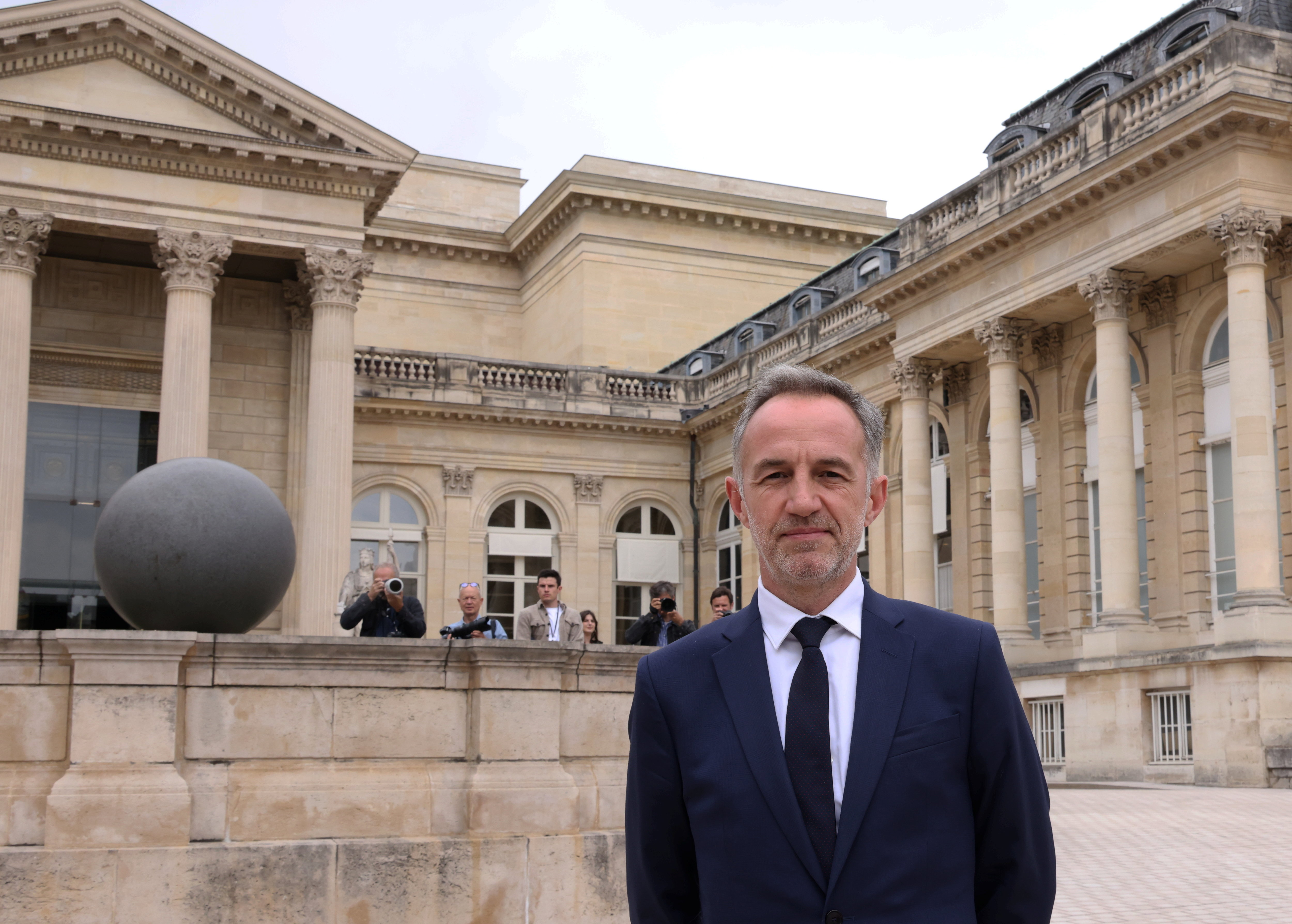 Palais-Bourbon (Paris, VIIe arrondissement), ce lundi. Tout juste élu, Emmanuel Grégoire s'est déjà rendu à l'Assemblée nationale. LP/ Delphine Goldsztejn