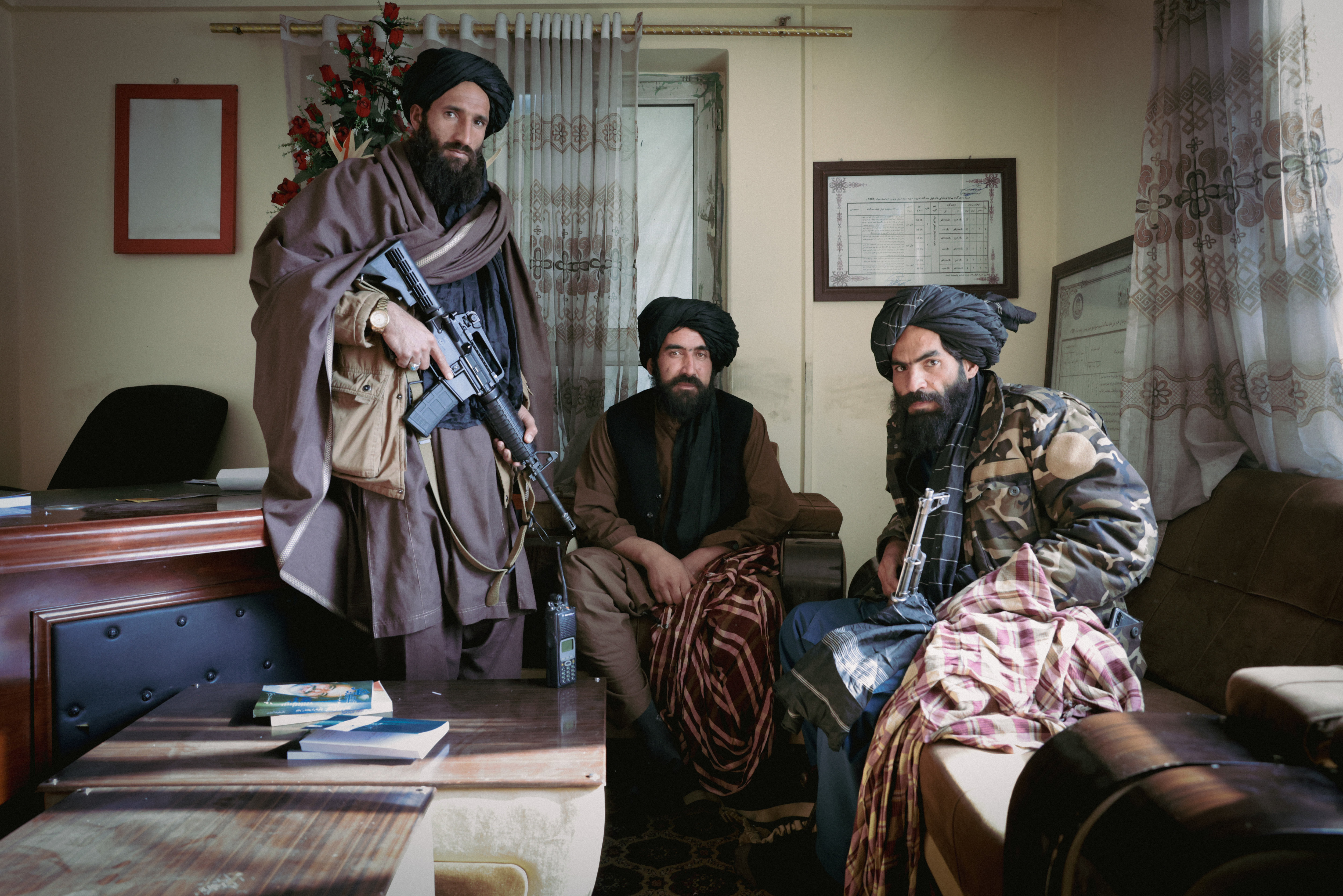 Kaboul (Afghanistan), le 10 janvier. Le mollah Fazlur Rahman Zubair (au c.), ici avec ses adjoints, a 400 «guerriers» sous ses ordres dans le 3e district. LP/Philippe de Poulpiquet