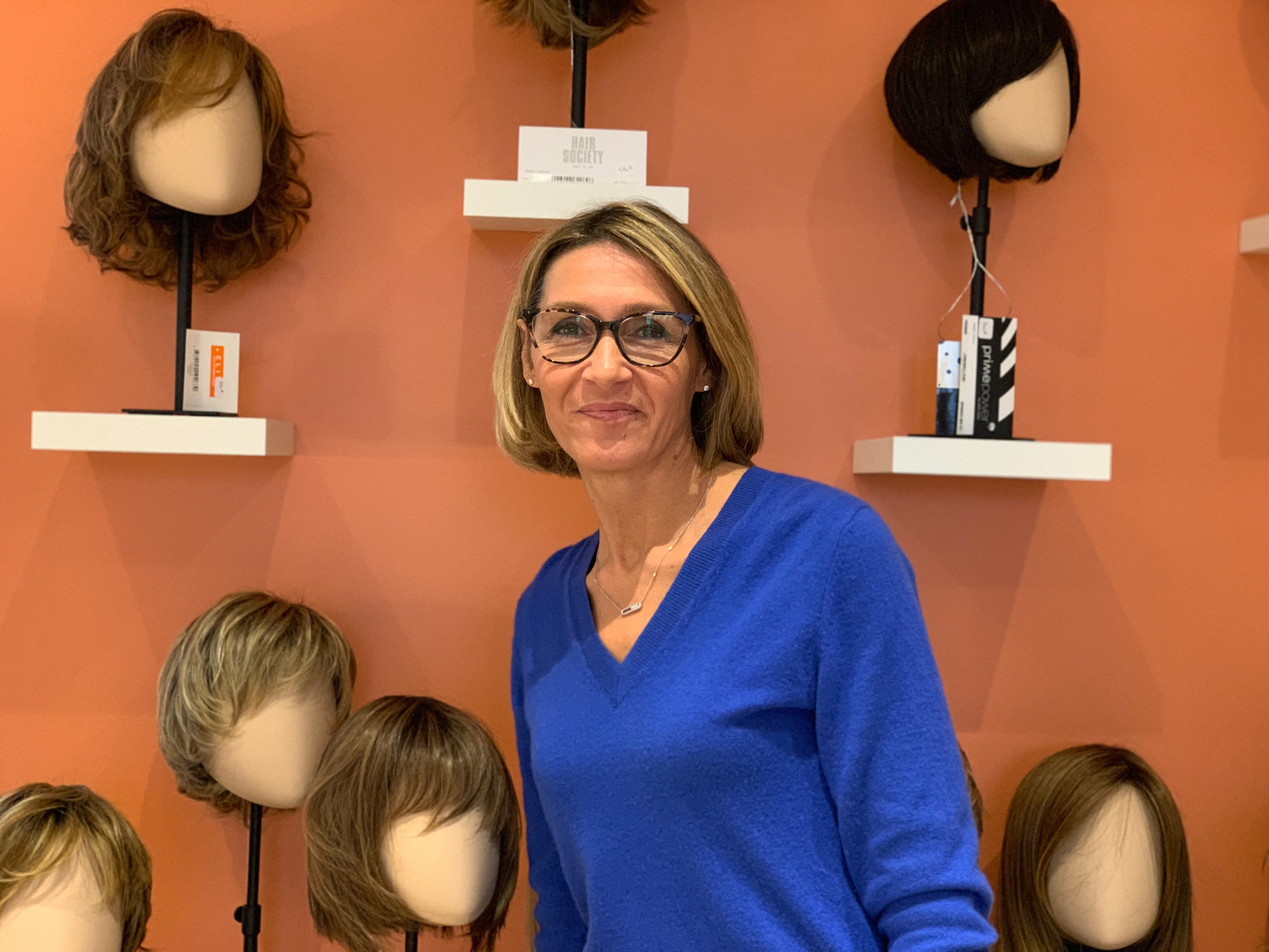 Dans sa boutique de Reims (Marne), Émilie Faccini délivre des conseils pour les choix des perruques en fonction des diverses  formes de cancers et des préférences des patientes. LP/ Laurie Andrès Sverkidis