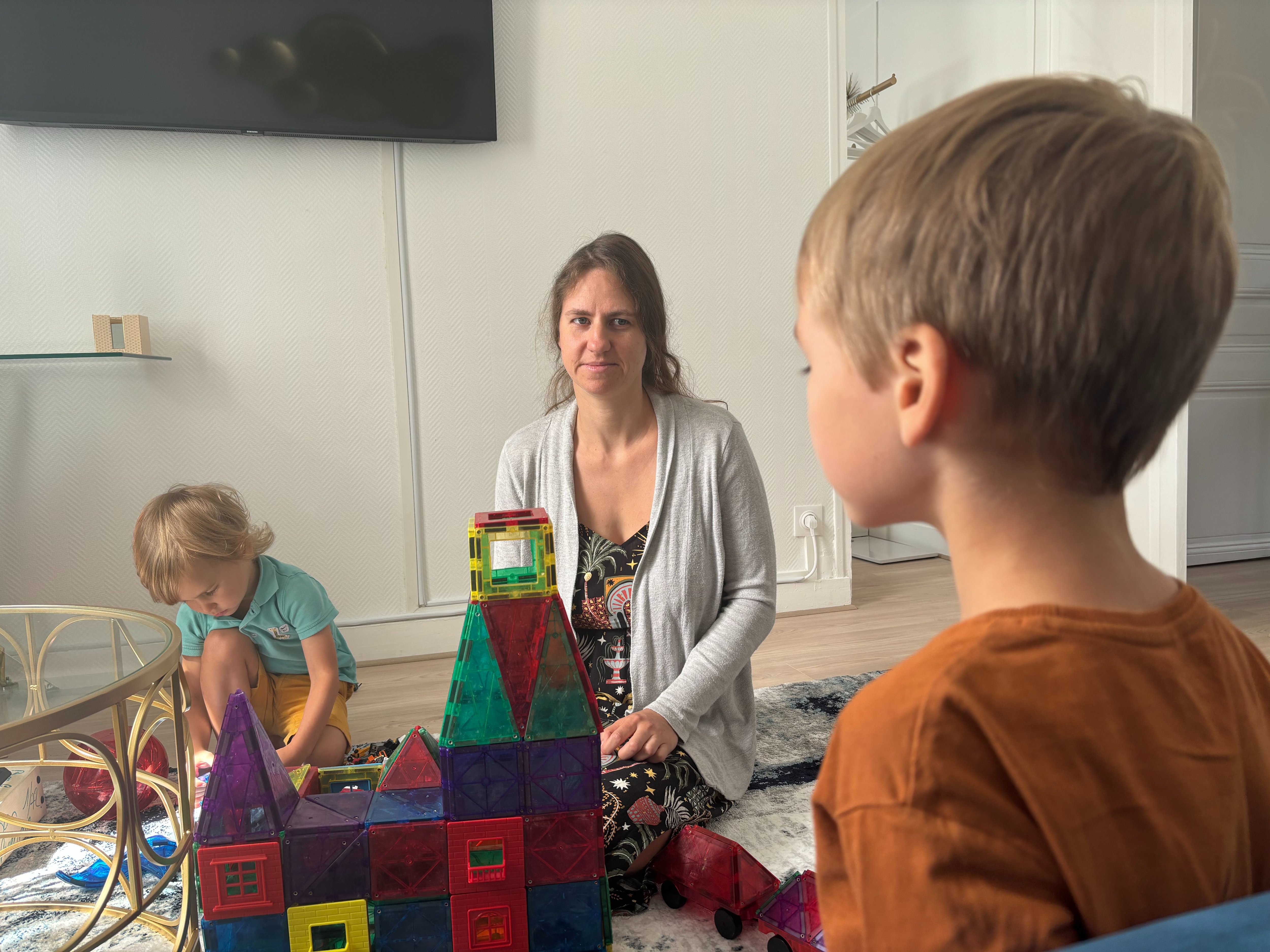 Vaires-sur-Marne (Seine-et-Marne), le 21 août. Julie, 37 ans, a fait le choix de l'instruction en famille pour ses fils Raphaël et Aurélien. Ils ne sont jamais allés à l'école. LP/Cécilia Leriche