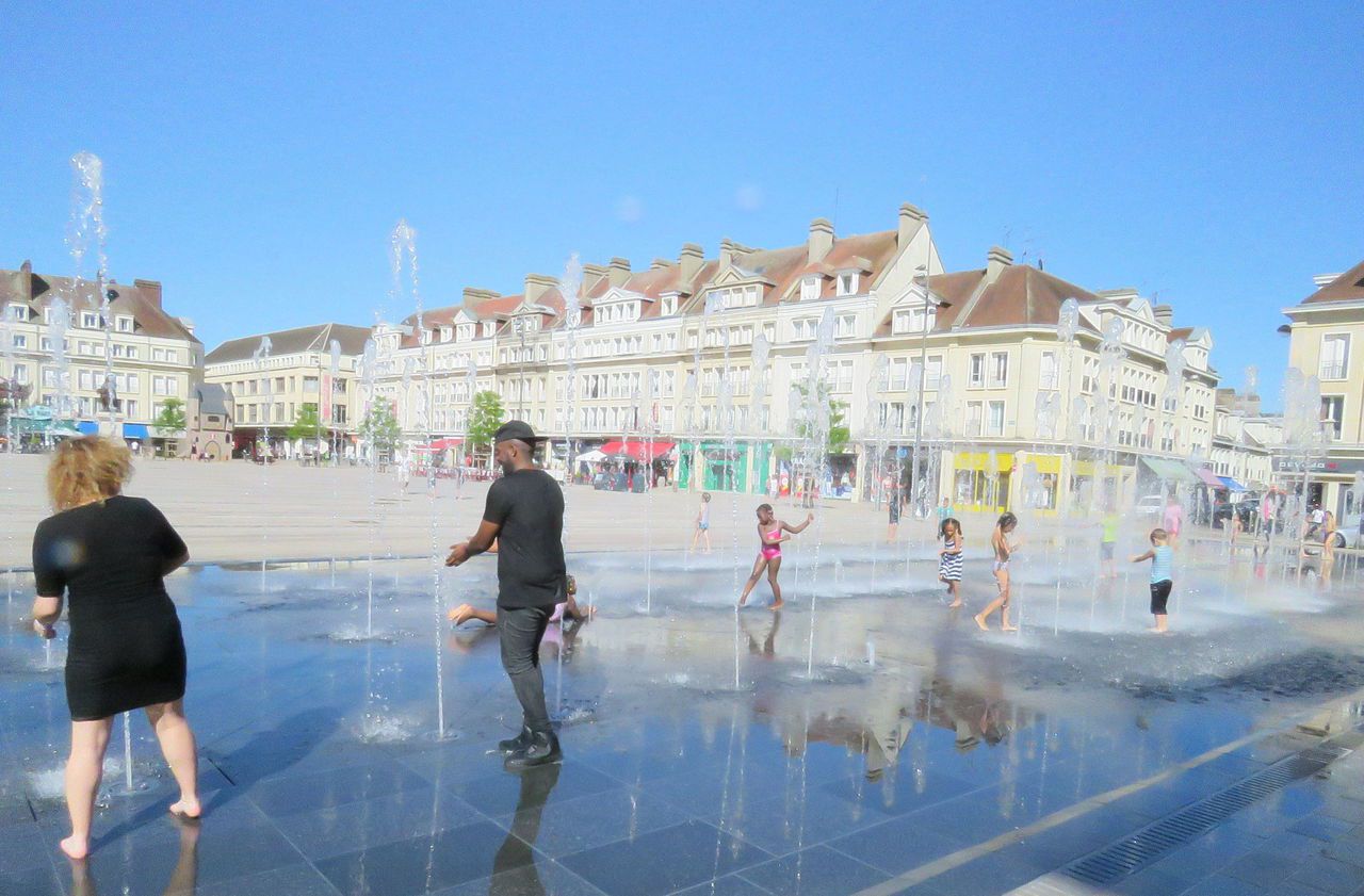 <b></b> Avec les fortes chaleurs, le miroir d’eau de la place Jeanne-Hachette devient un coin de fraîcheur pour les enfants et adultes. Mais tenue correcte exigée.