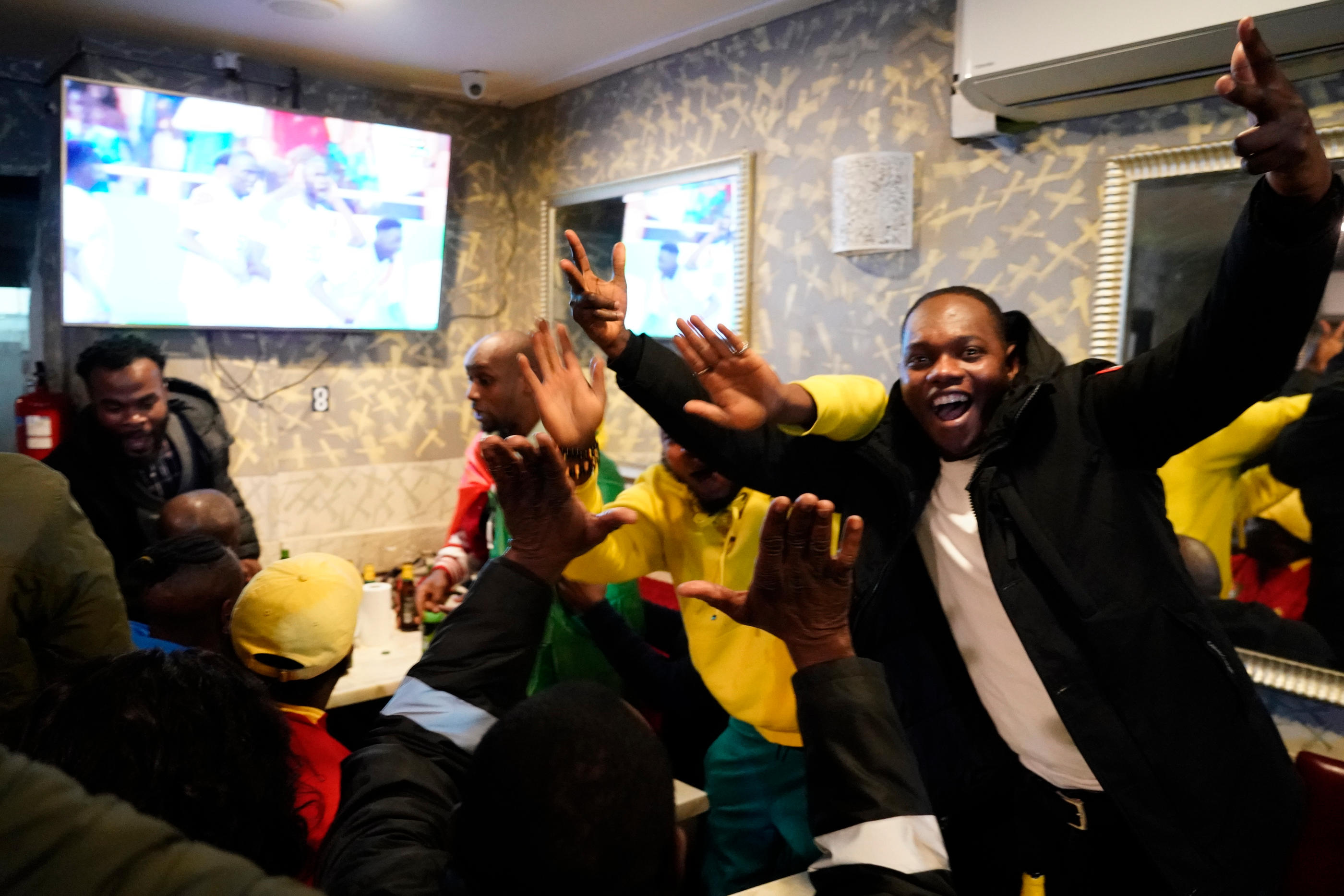 Le match Cameroun-Guinée au Bolon, un restaurant camerounais du XVIIIe arrondissement de Paris. LP/Icon Sport/Hervé Bellenger