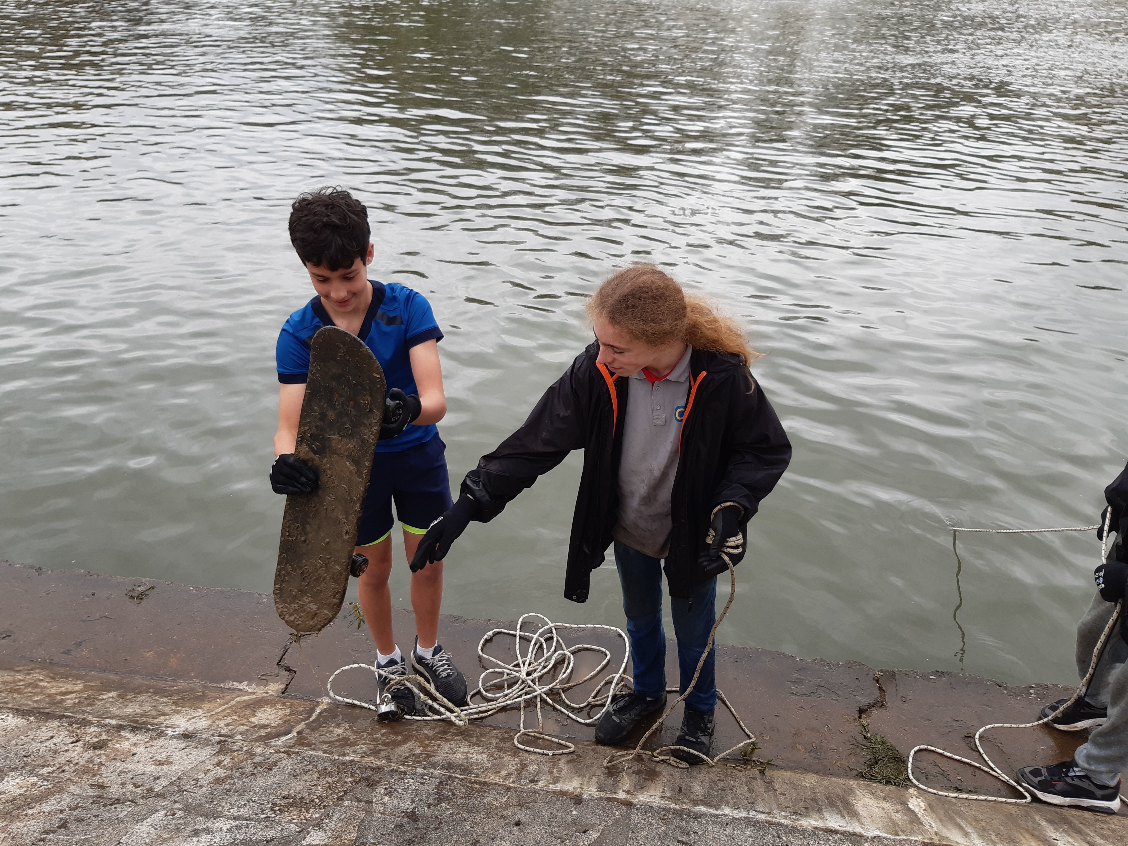 Courbevoie, samedi 15 avril 2023. Une vingtaine d'adolescents du conseil municipal des jeunes ont dépollué une petite partie de la Seine grâce à la méthode de la pêche à l’aimant.