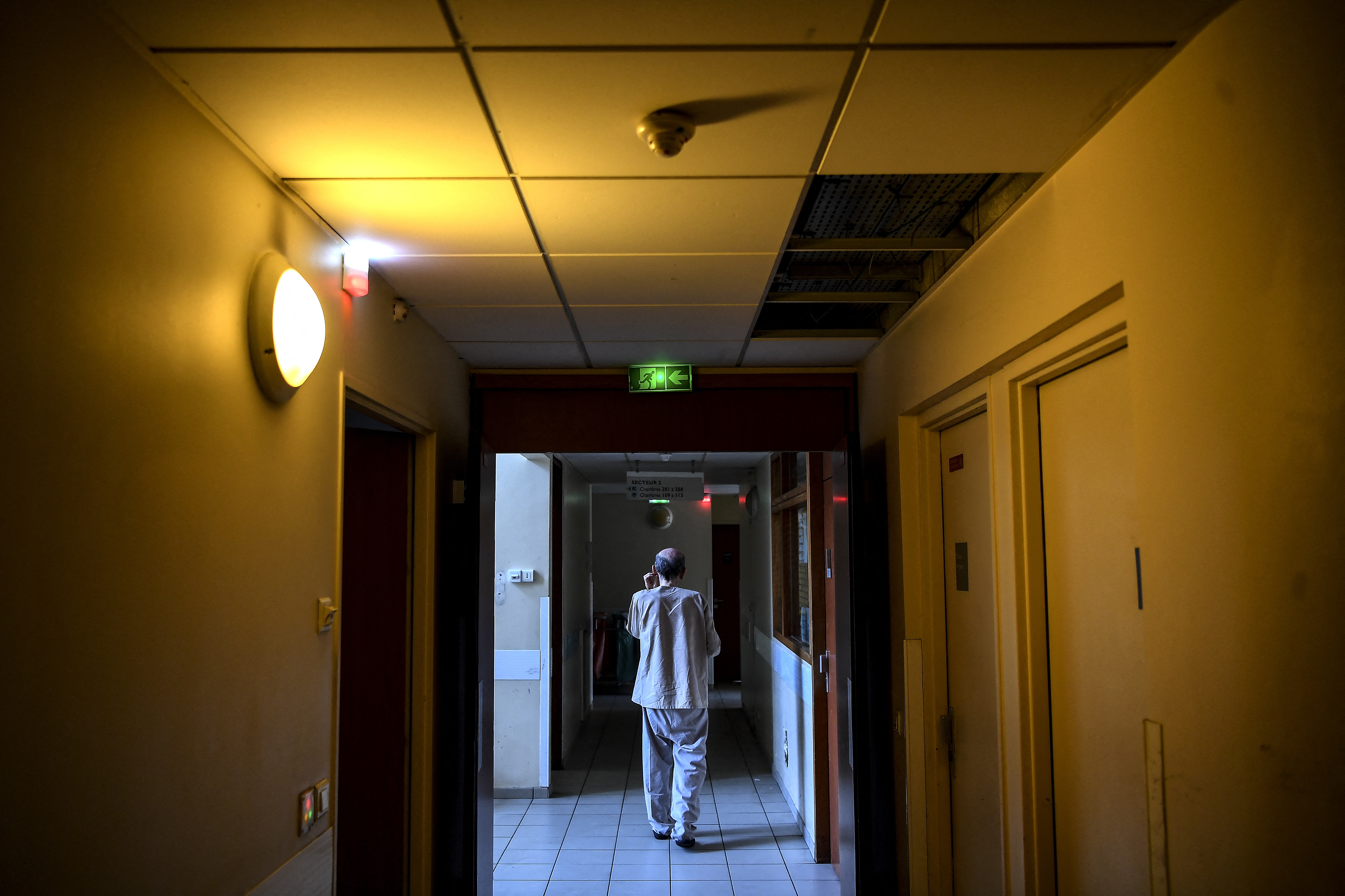Les soignants de l'hôpital psychiatrique de Navarre, à Évreux, réclament une escorte policière systématique pour tous les transfèrements (illustration). AFP/CHRISTOPHE ARCHAMBAULT