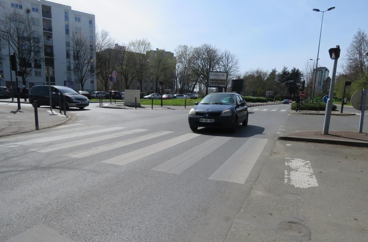 <b></b> Aulnay-sous-Bois, dimanche 28 mars. C'est sur l'un de ces passages piétons du carrefour avec la rue Youri-Gagarine et le Gros Saule que la fillette a été renversée par un automobiliste.