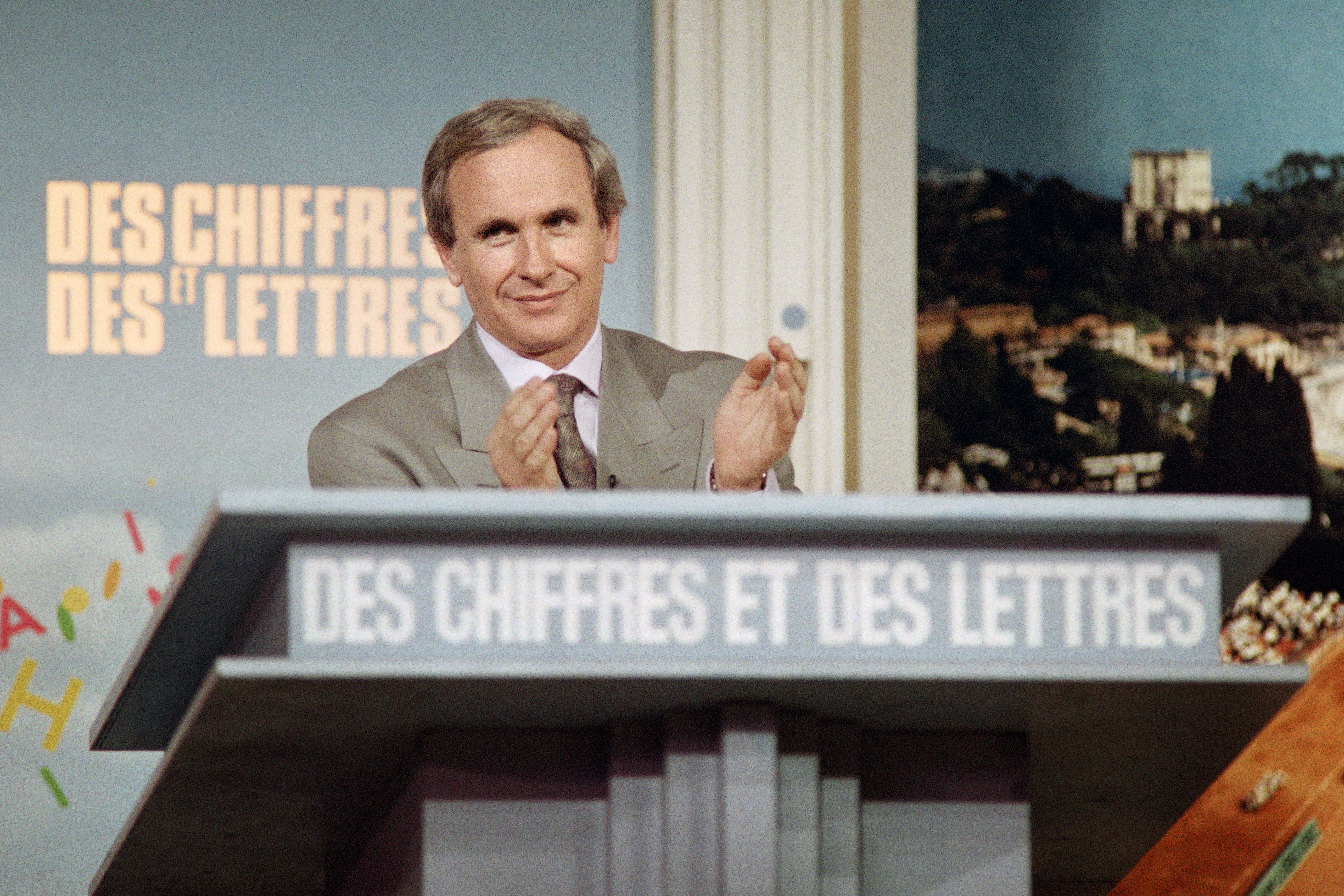 Patrice Laffont (ici sur le plateau des «Chiffres et des lettres» en 1989) a présenté le jeu entre 1972 et 1989 et en est toujours le producteur actuellement. AFP/Gérard Julien