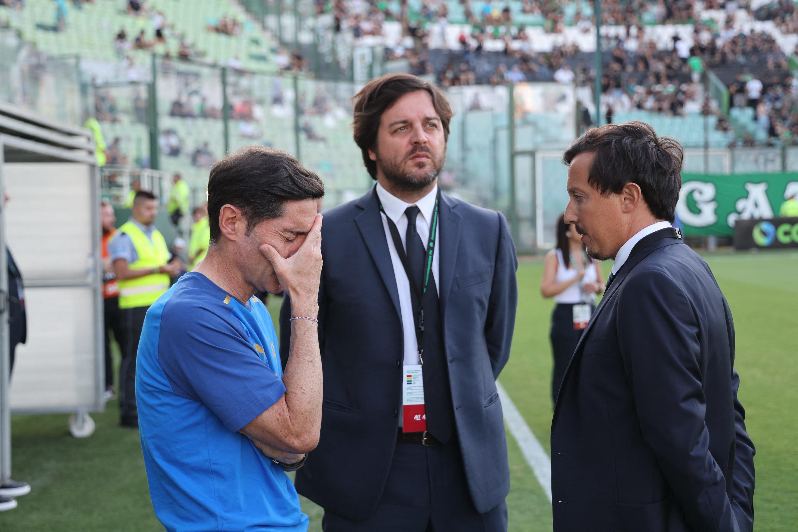 L'entraîneur espagnol Marcelino (à gauche), le directeur du football Javier Ribalta (au centre) et le président Pablo Longoria (à droite) lors du 3e tour préliminaire aller sur la pelouse du Panathinaïkos à Athènes le 9 août dernier.