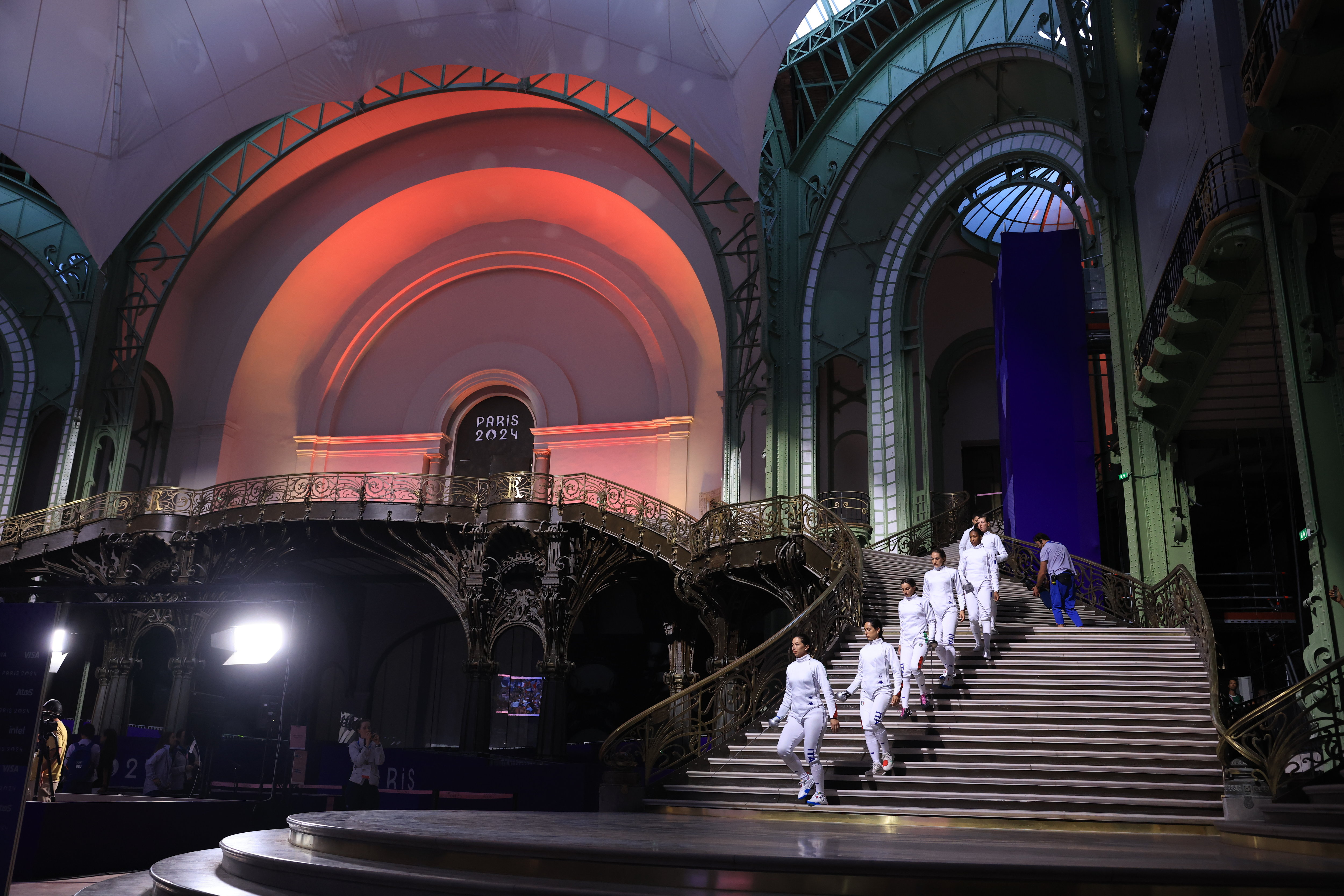 Paris, Grand Palais (VIIIe), mardi soir. Avant leur finale à l'épée par équipes, Françaises et Italiennes rejoignent la piste en empruntant le magnifique escalier du monument. LP/Olivier Arandel