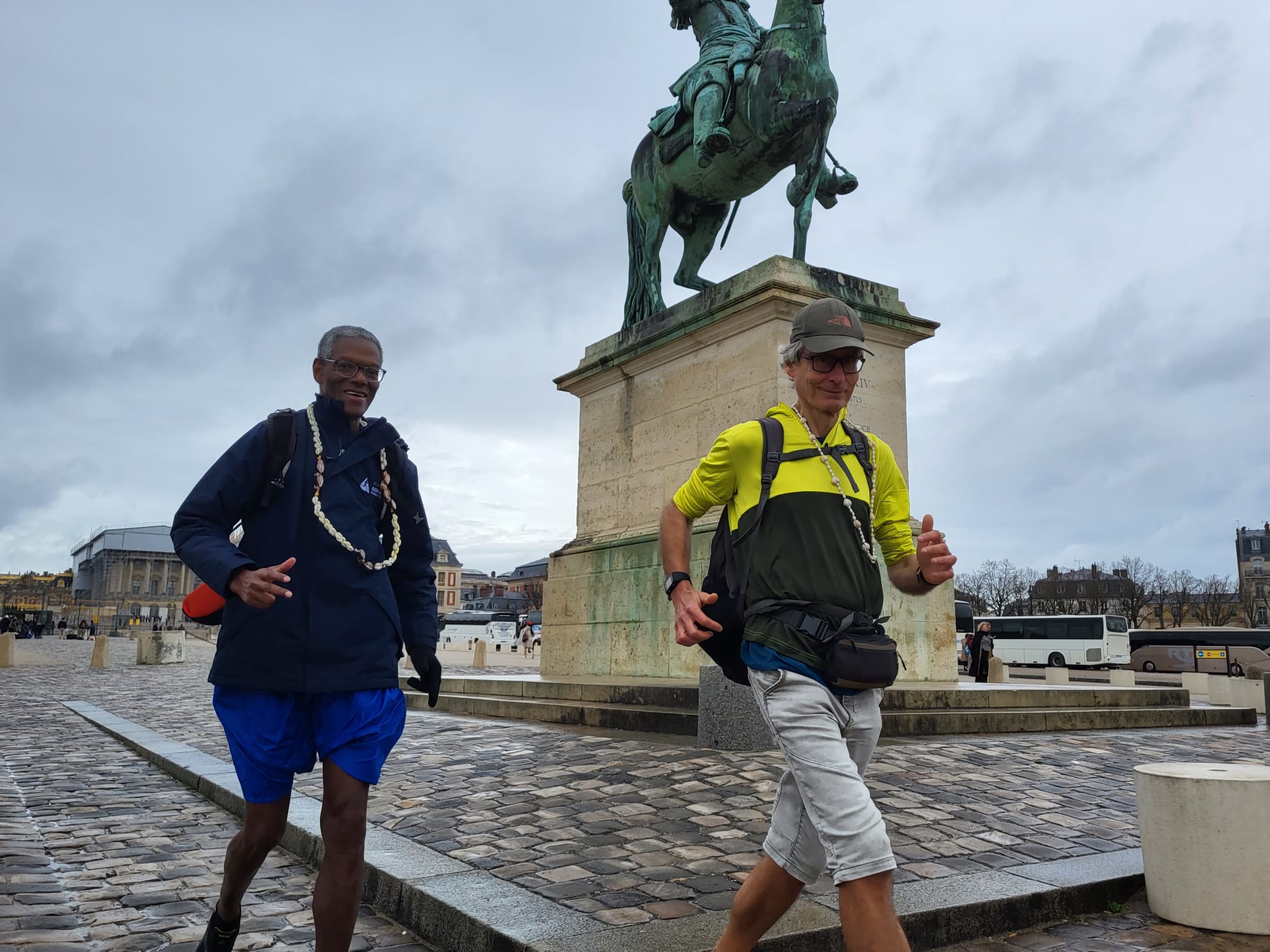 Versailles, ce mercredi. Sidy Diallo (à g.) et son voisin, Yves, sont passés par la cité royale lors de leur marathon entre Montigny et Paris. LP/Marius Veillerot