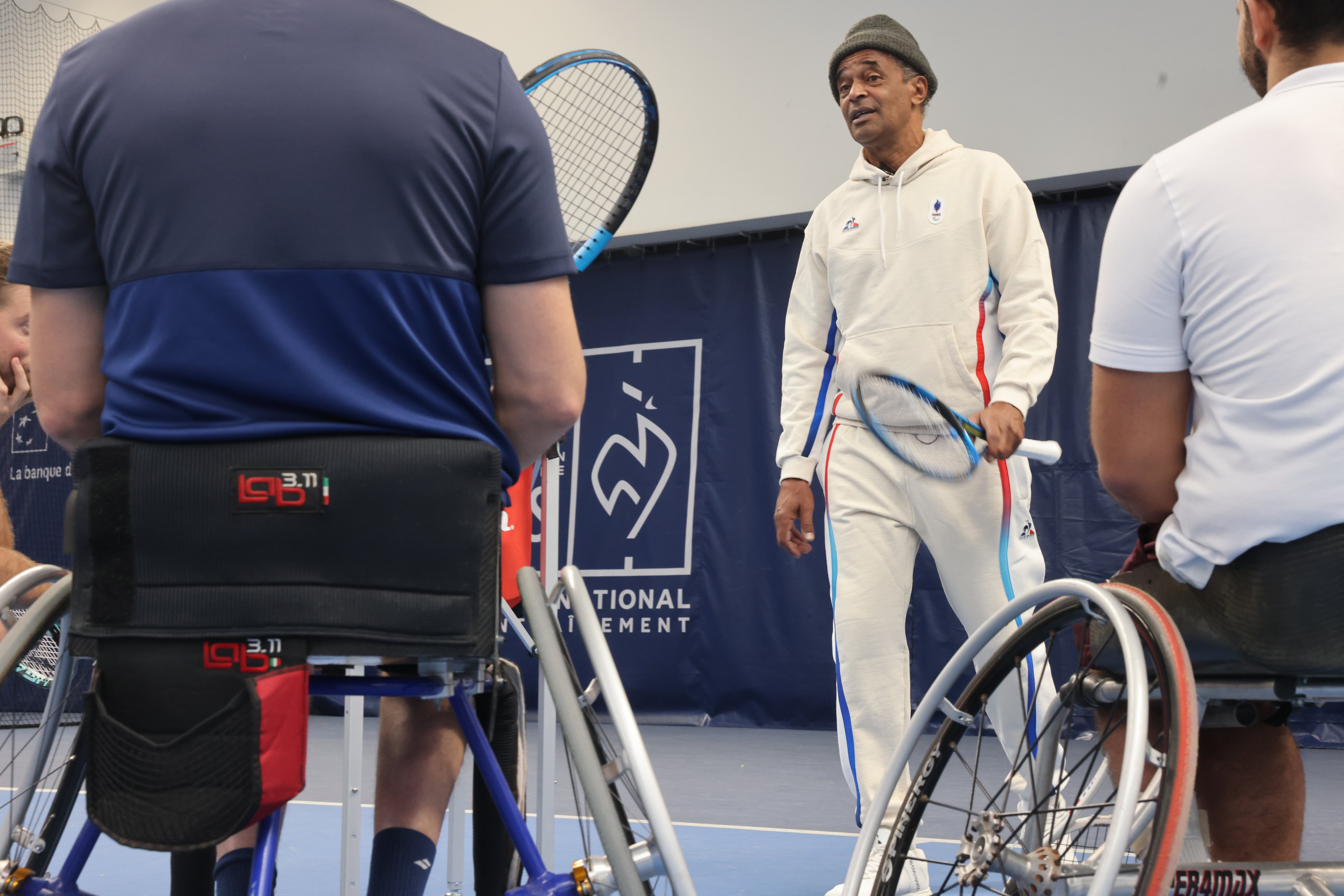 Sur les courts du CNE, Yannick Noah distille ses conseils aux joueurs de l'équipe de France de tennis fauteuil. LP/Olivier Lejeune