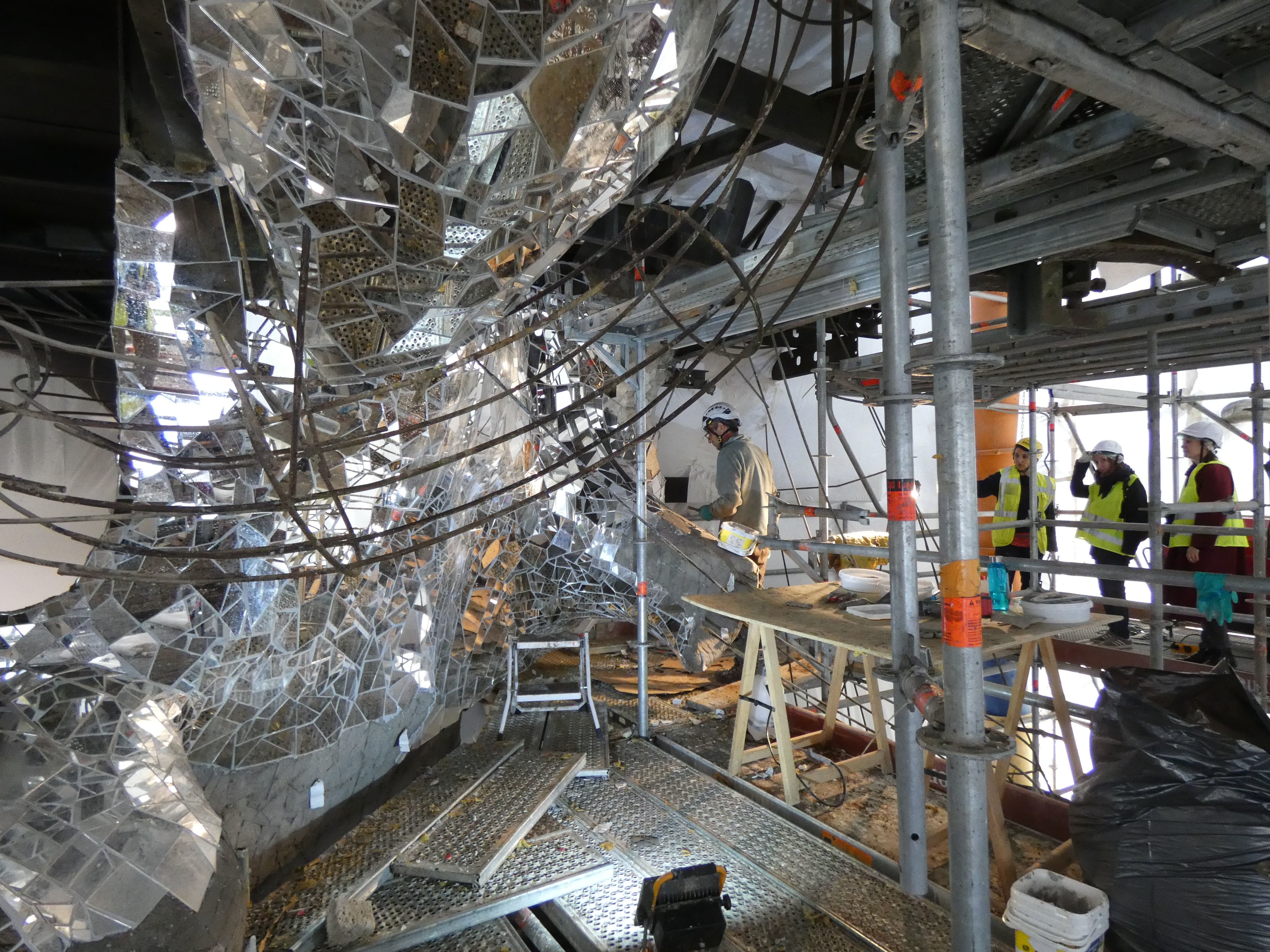 Milly-la-Forêt (Essonne), le 29 septembre 2021. Une vase restauration du Cyclop est en cours : la Face aux miroirs de Niki de Saint Phalle, l'Hommage aux Déportés (le wagon suspendu) d'Eva Aeppli ou encore la Colonne Niki de Saint Phalle. LP/Cécile Chevallier