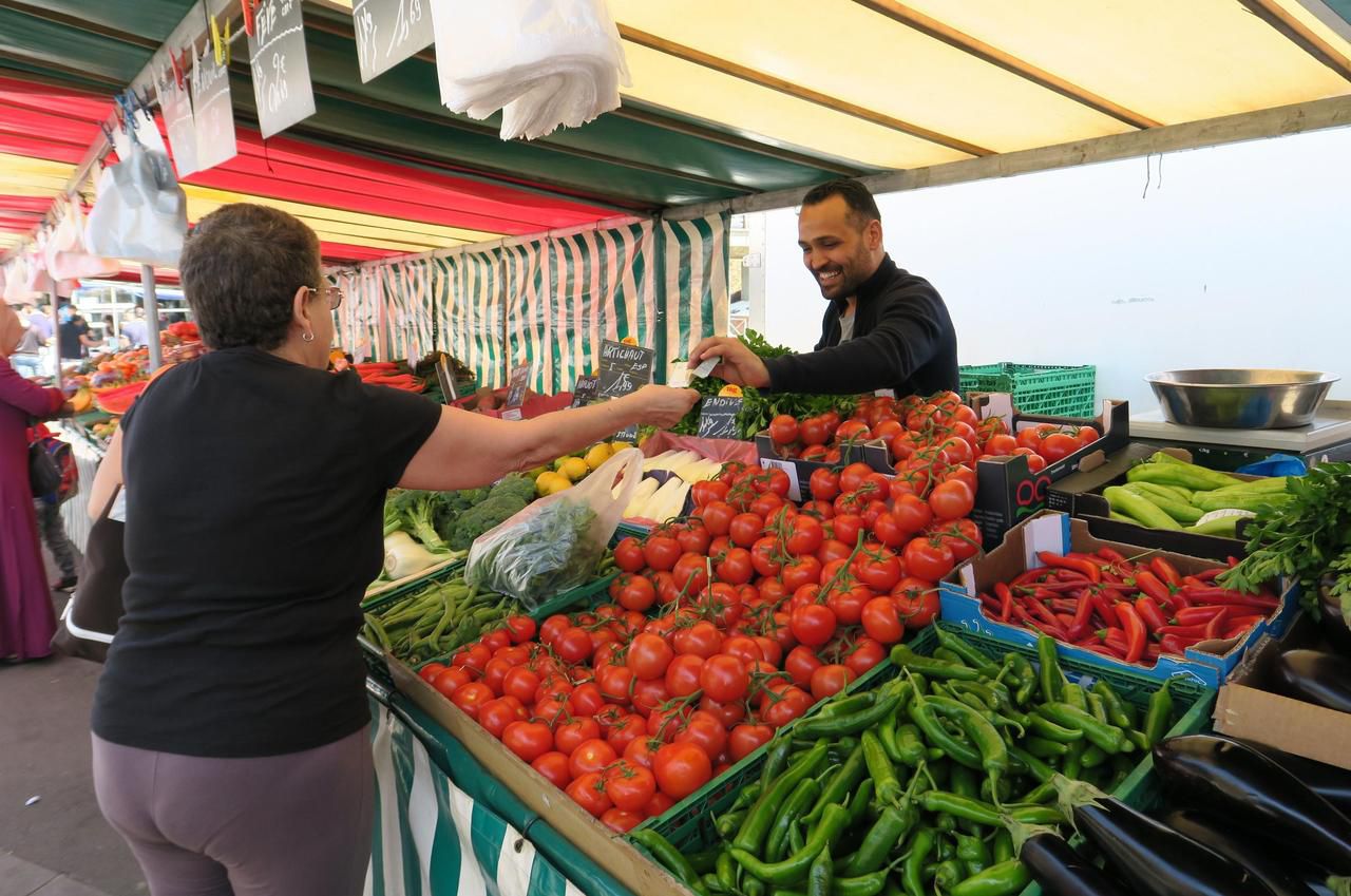 <b></b> Savigny-le-Temple, le 24 avril. Un marché se tient face à la gare de Savigny chaque mardi et vendredi après-midi.