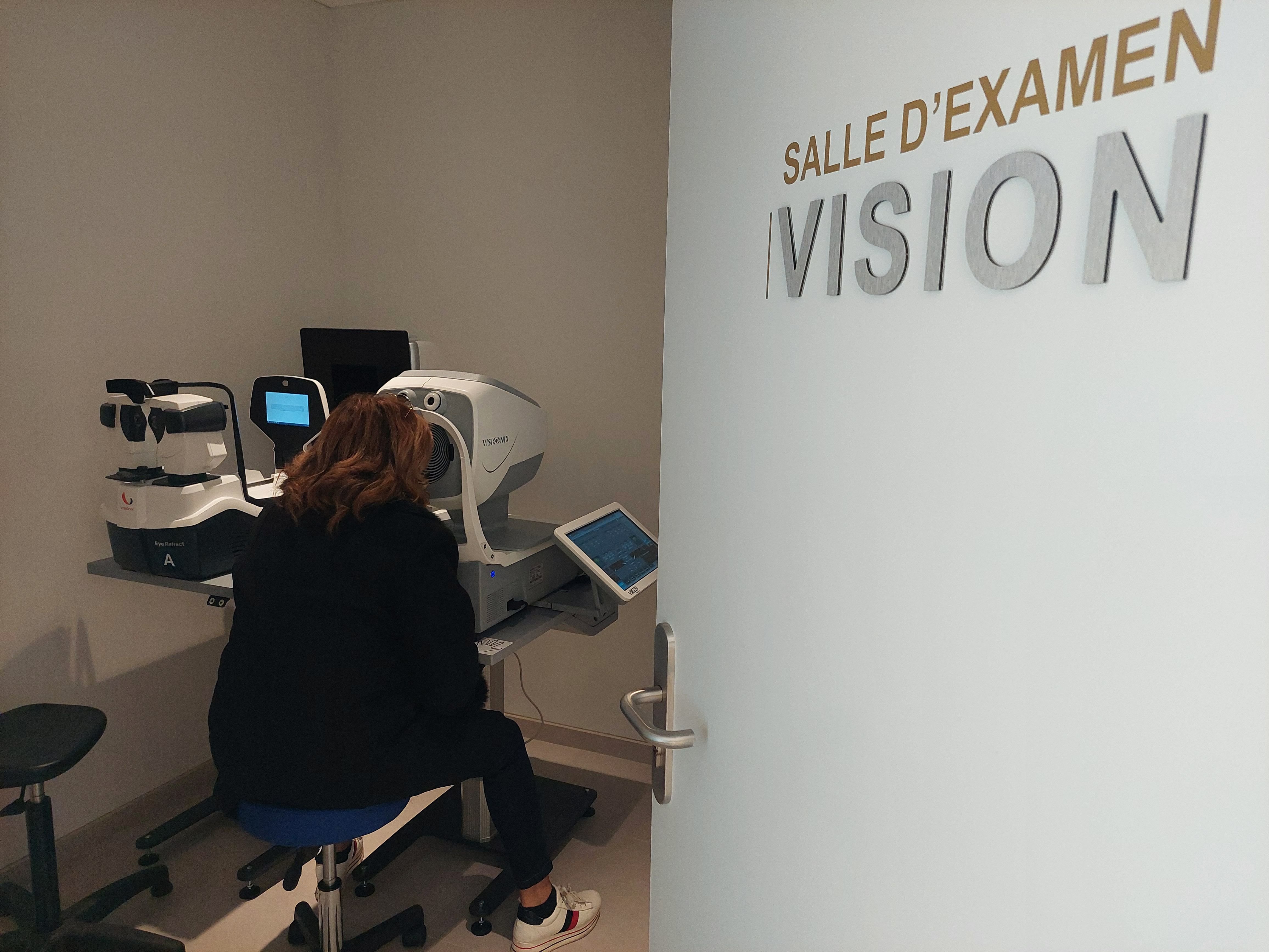 Plaisir (Yvelines), le 28 février. Au fond du magasin Alain Afflelou, Dalila, 55 ans, procède aux examens sous le contrôle d’un orthoptiste qui gère à distance le réglage des appareils. LP/Virginie Wéber