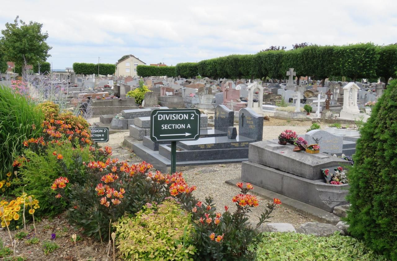 <b></b> Savigny-sur-Orge, mardi 9 juin 2020. Un homme a été interpellé après avoir déplacé près de 200 objets funéraires dans le cimetière du Plateau.