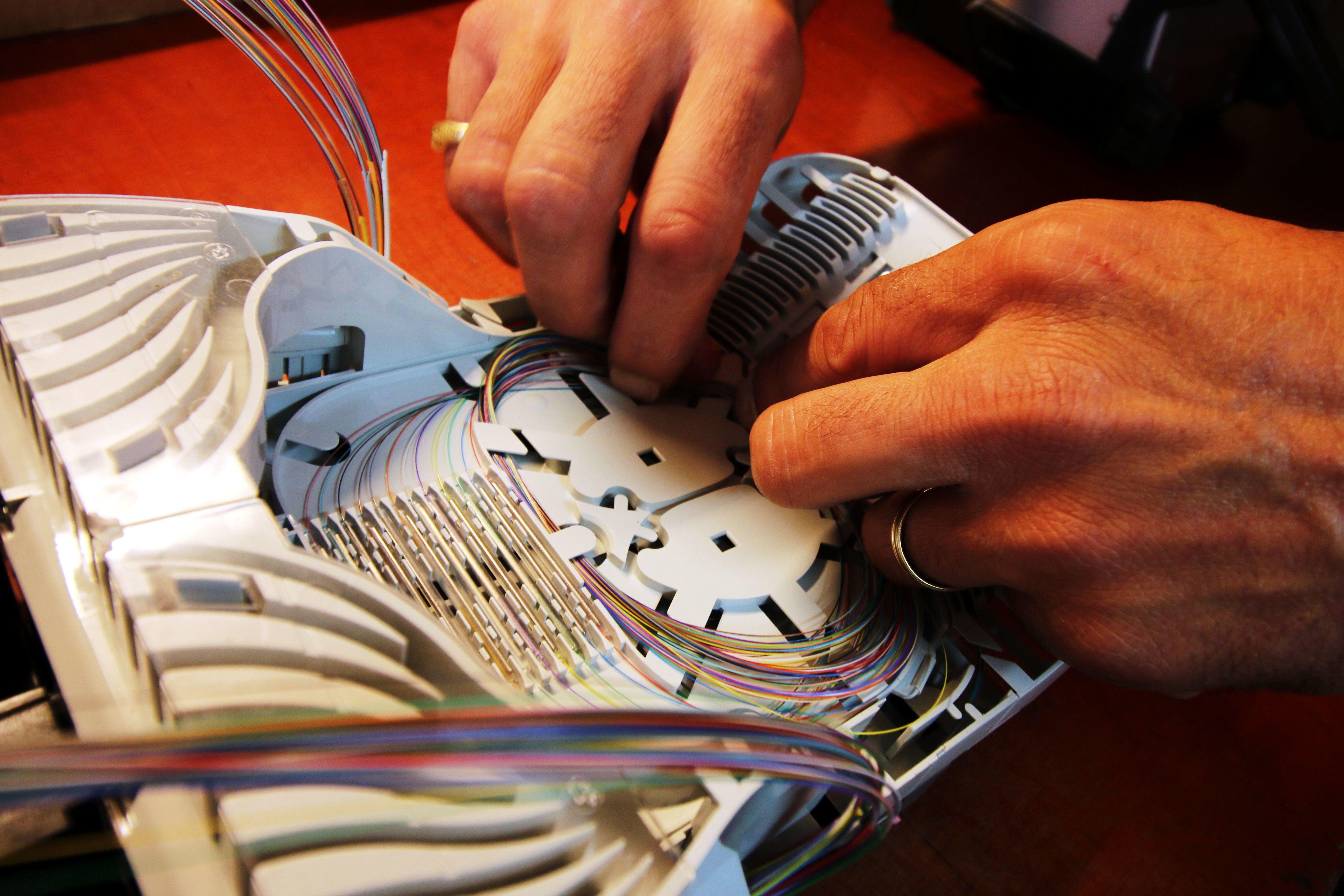 Une technicien intervient sur une installation de fibre optique. LP/Julien Barbare