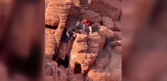 Deux hommes renversent des roches rouges vieilles de 140 millions d’années dans la zone de Lake Mead. capture écran TouTube / lakemeadnps