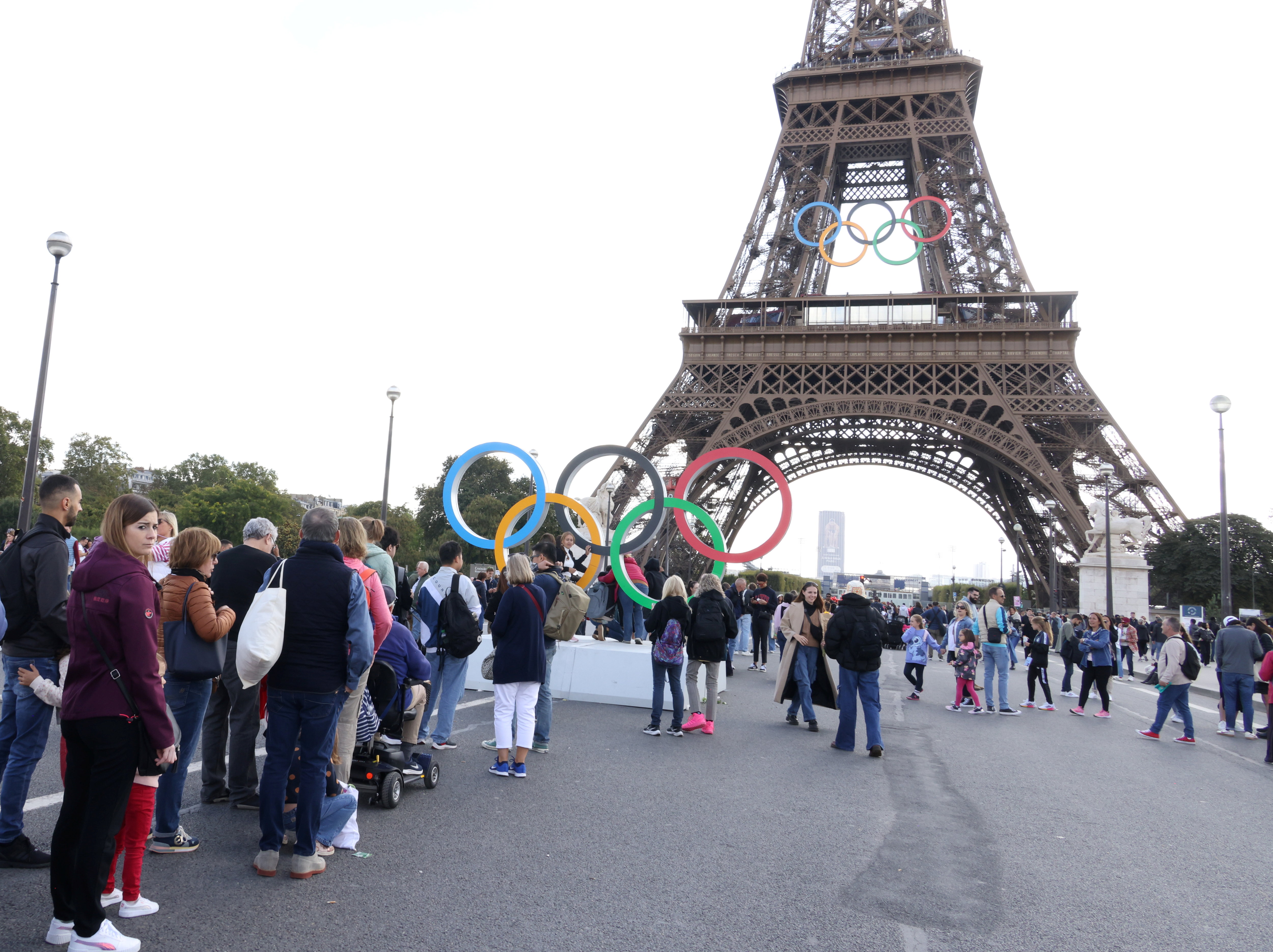 Paris (XVIe), septembre 2024. Des anneaux olympiques ont été installés temporairement sur le pont d'Iéna désormais piéton. LP/Delphine Goldsztejn