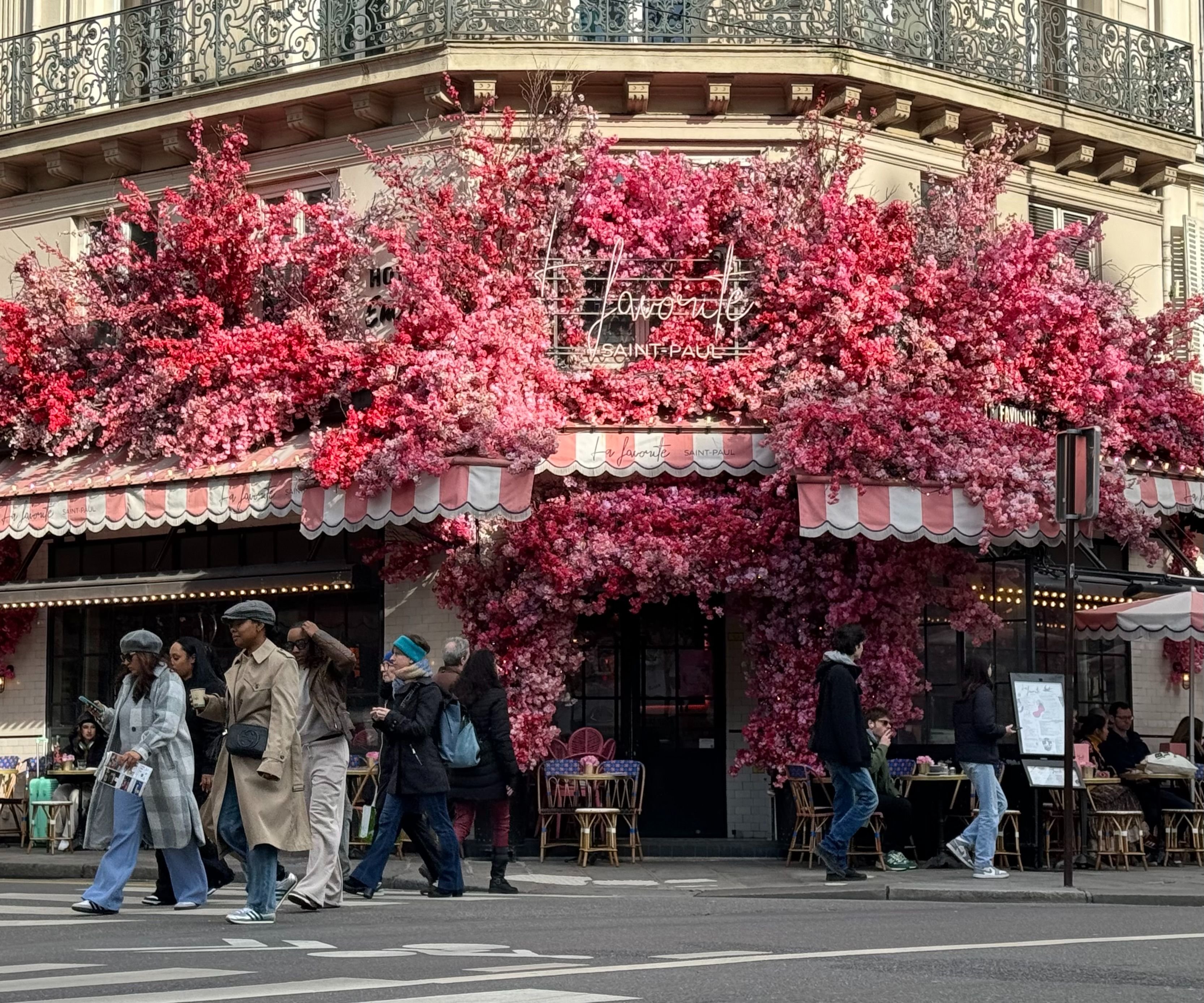 Paris (IVe), février 2024. Les commerçants craignent, à l'avenir, l'apparition d'une taxe contre les décorations artificielles de leurs façades. LP/P.A.