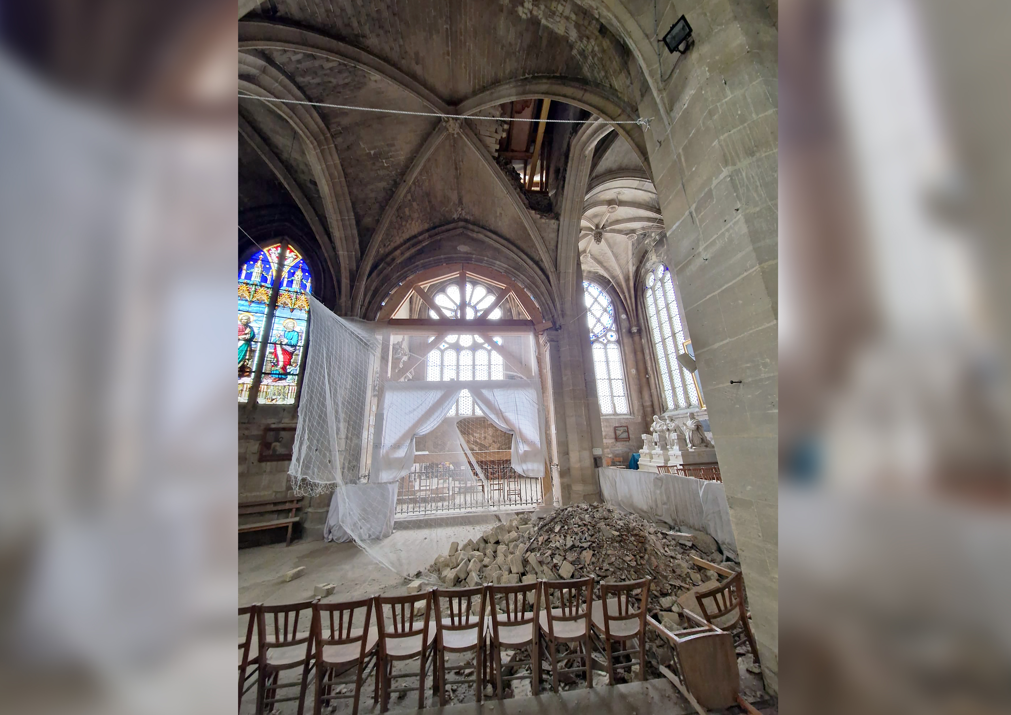 Magny-en-Vexin (Val-d'Oise). Un voûtain de l'église du village, un édifice en pleine restauration, s'est effondré. Ville de Magny-en-Vexin