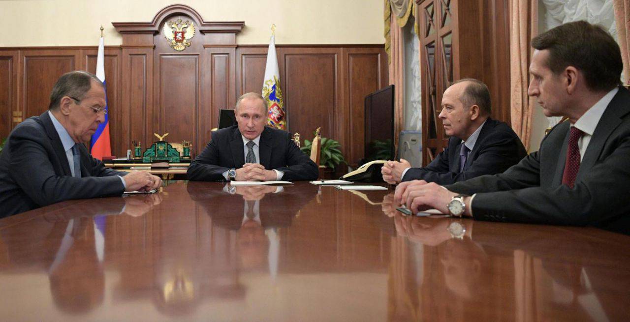 Le président russe avec le ministre des Affaires étrangères Sergueï Lavrov (gauche), le directeur des services de renseignements extérieurs Sergueï Narychkine (centre à droite) et le chef des services de sécurité du FSB Alexander Bortnikov (droite). AFP.