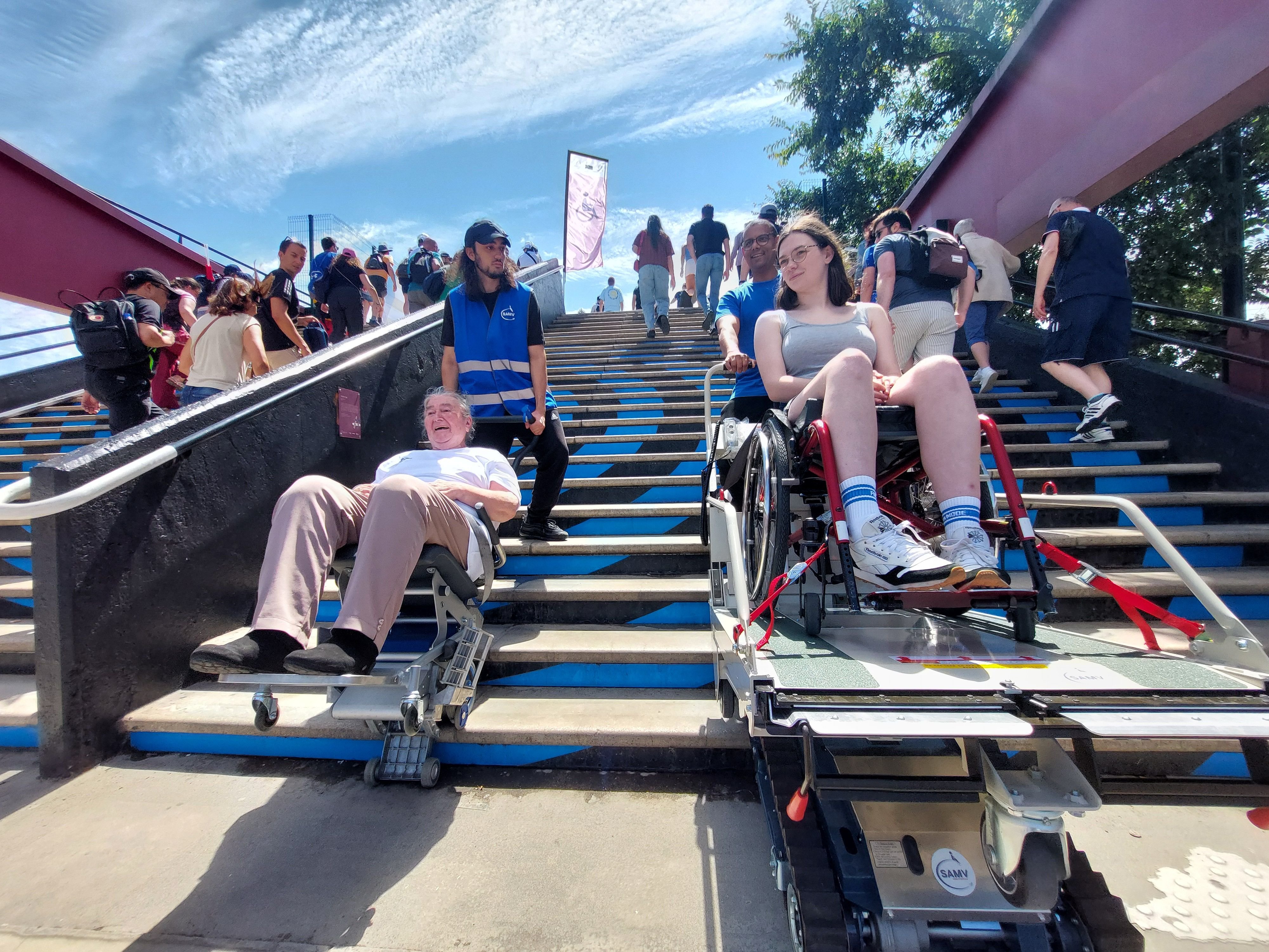 Saint-Denis (Seine-Saint-Denis), le 28 juillet. La société SAMV (solution d’assistance à mobilité verticale) aide les personnes à mobilité réduite à accéder à la dalle du Stade de France et à franchir l'escalier côté porte de Paris. LP/Olivier Bureau