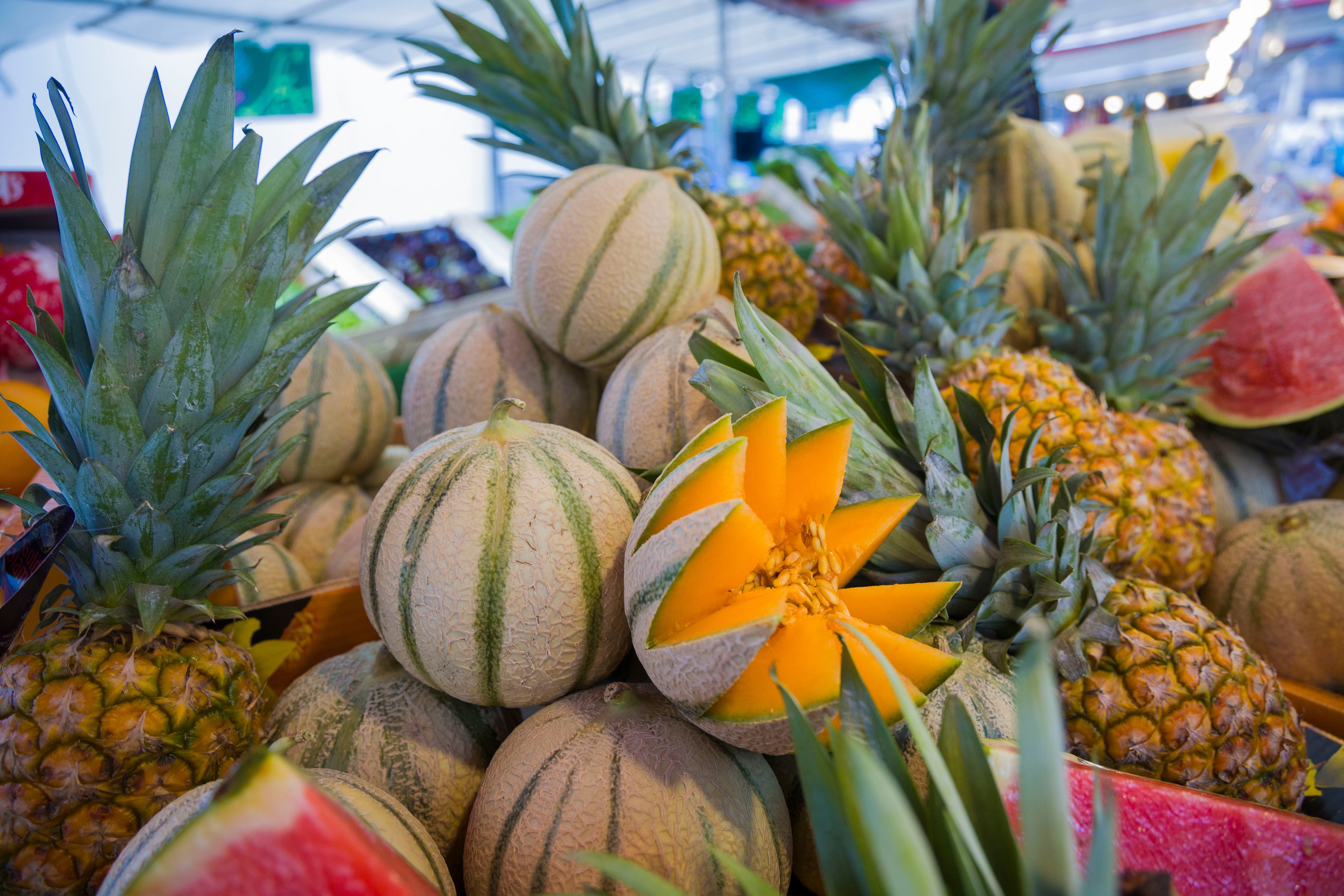 Paris (XIVe), le 13 juillet. Sur un stand du marché Edgar-Quinet, le melon charentais est affiché à 3,90 euros pièce. Des prix qui devraient encore baisser dans les jours à venir, grâce à des produits plus abondants. LP/Alexandre Delaitre