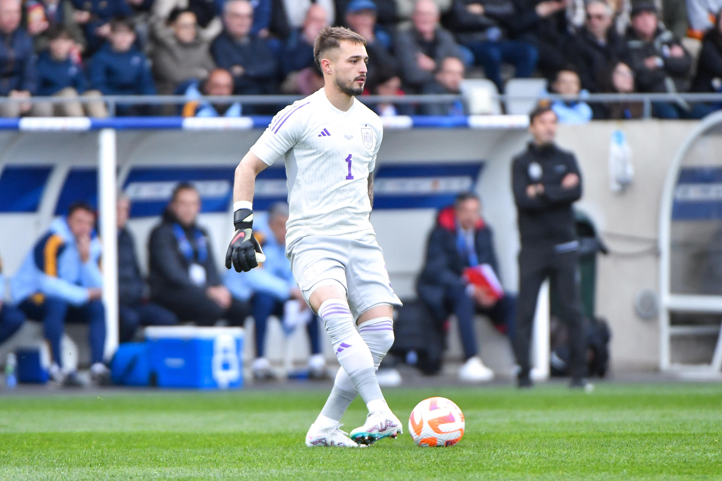 PSG : le gardien espagnol Arnau Tenas officiellement Parisien - Le Parisien