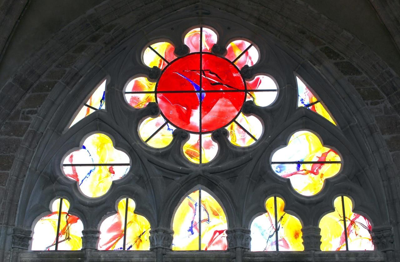 In Haute-Loire, the basilica of Brioude does not regret its modern stained glass windows