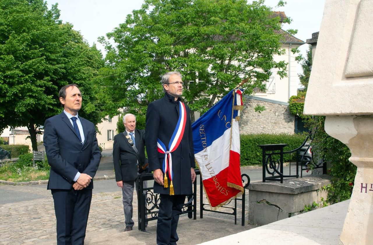 <b></b> Luzarches, vendredi 8 mai. Le maire, Damien Delrue (DVD) et son successeur, Michel Mansoux (DVD) ont commémoré ensemble l’armistice de 1945.