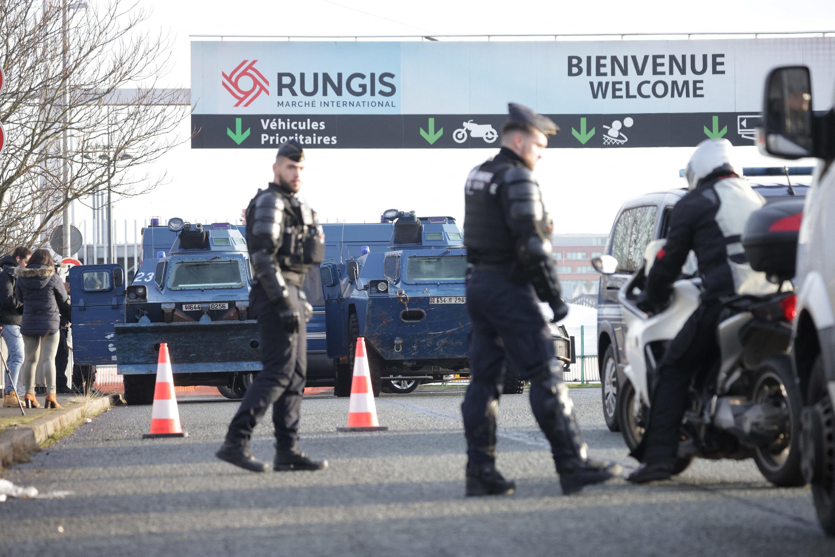 Rungis, ce lundi. Un barrage de gendarmerie à l'entrée du péage de la Porte de Chevilly-Larue qui mène vers le marché. LP/Olivier Arandel