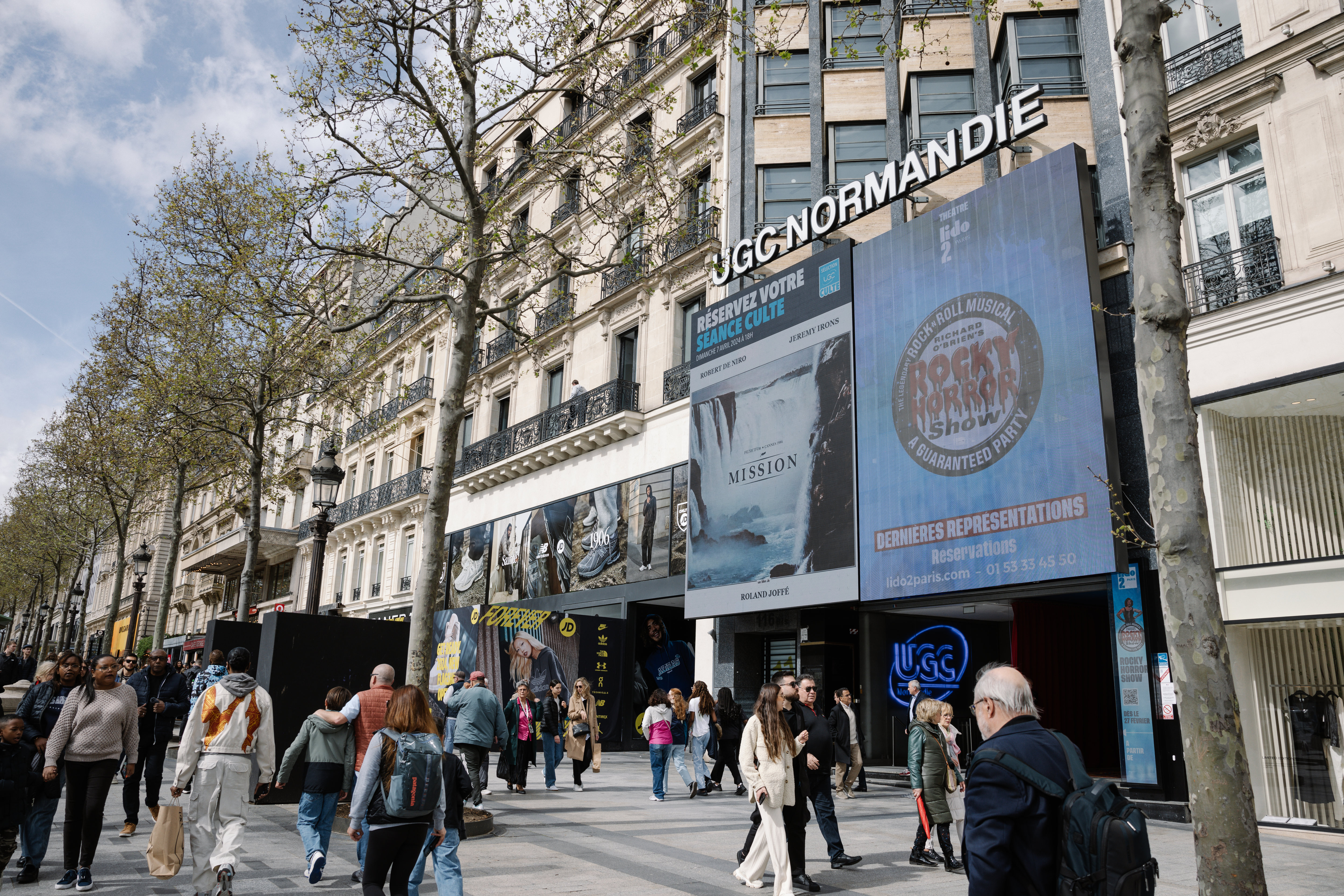 Avenue des Champs-Elysées (VIIIe), le 4 avril. Selon des rumeurs, l'historique cinéma UGC Normandie, inauguré en 1937, serait menacé de fermeture. LP/Arnaud Dumontier