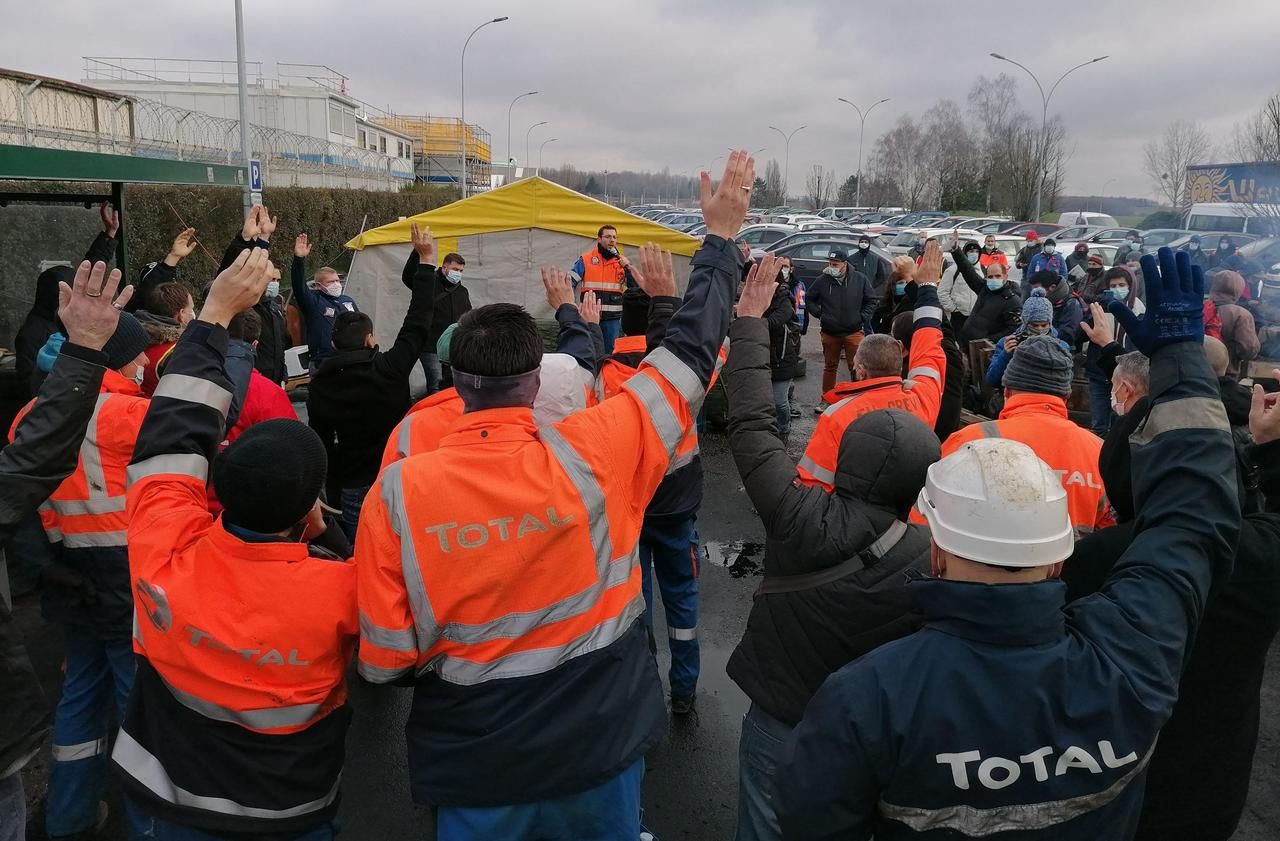 <b></b> Grandpuits, ce vendredi. Les salariés de la raffinerie Total ont voté le blocage complet du site, après le refus du directeur d’accepter les modalités de la grève  qui venait d’être reconduite.