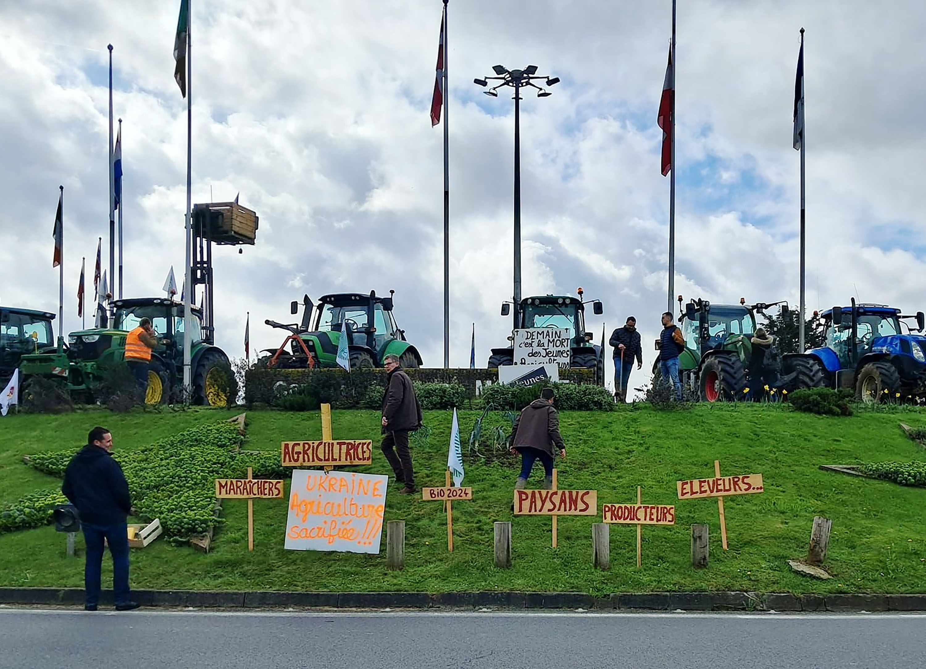 Compiègne, lundi 18 mars 2024. Un centaine de tracteurs ont investi le rond-point de l'Europe, pour maintenir la pression sur l'exécutif. FDSEA 60