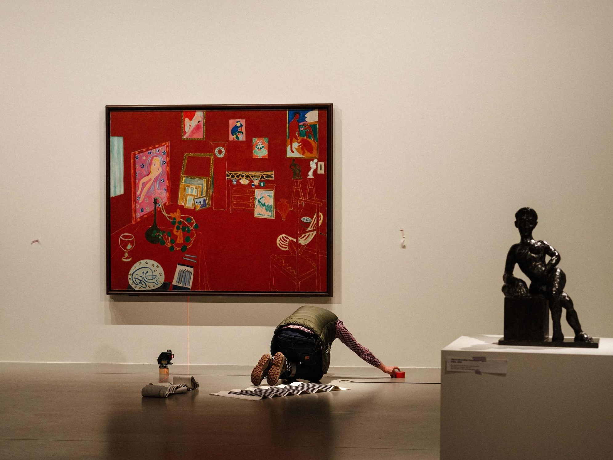 Un employé travaillant lors des derniers préparatifs de l’exposition intitulée «Matisse : l’Atelier rouge» à la Fondation Louis Vuitton, qui aura lieu du 4 mai au 9 septembre 2024. AFP/(Photo de Dimitar Dilkoff