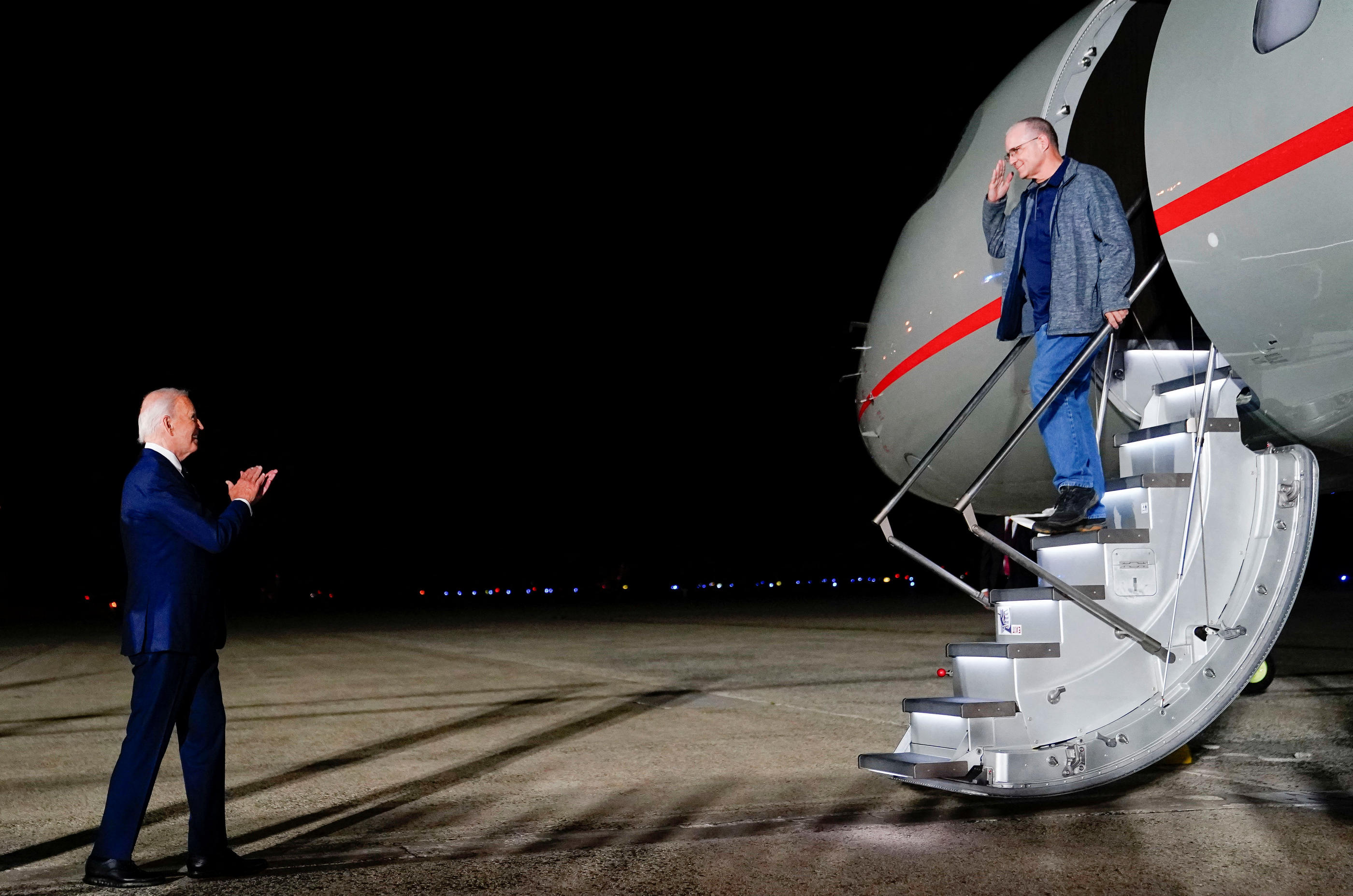 Le président des Etats-Unis Joe Biden est venu en personne accueillir les prisonniers libérés, et l'ancien Marine Paul Whelan lui a fait un salut militaire. REUTERS/Nathan Howard