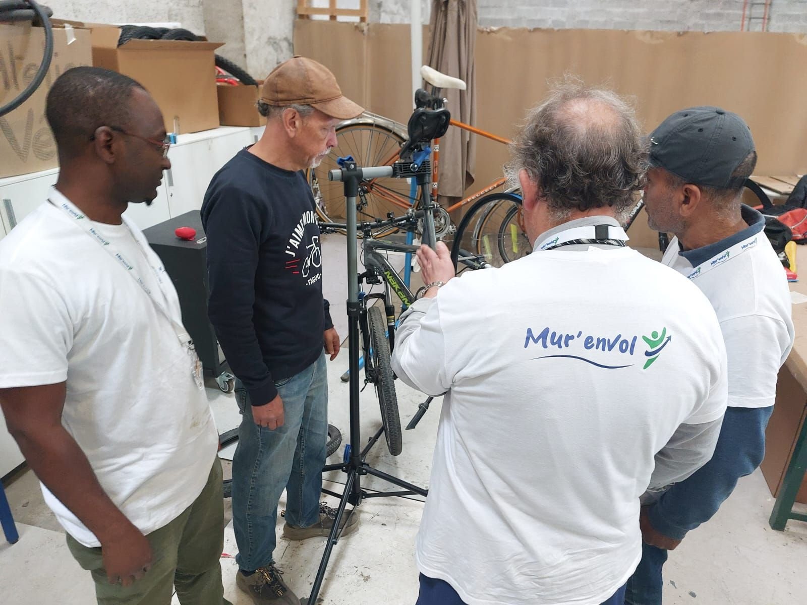 Les Mureaux (Yvelines), ce mardi 17 septembre. Abdourahmane (à g.) a signé un CDI au sein de Mur'Envol. Il travaille au sein de la librairie solidaire de centre-ville, tout en suivant une formation de mécanicien vélo. LP/Stéphane Corby