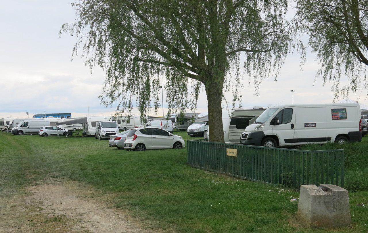 <b>Chevry-Cossigny, ce lundi.</b> Les gens du voyage installés depuis dimanche  sur le stade se sont engagés à partir dimanche ou lundi prochains. 