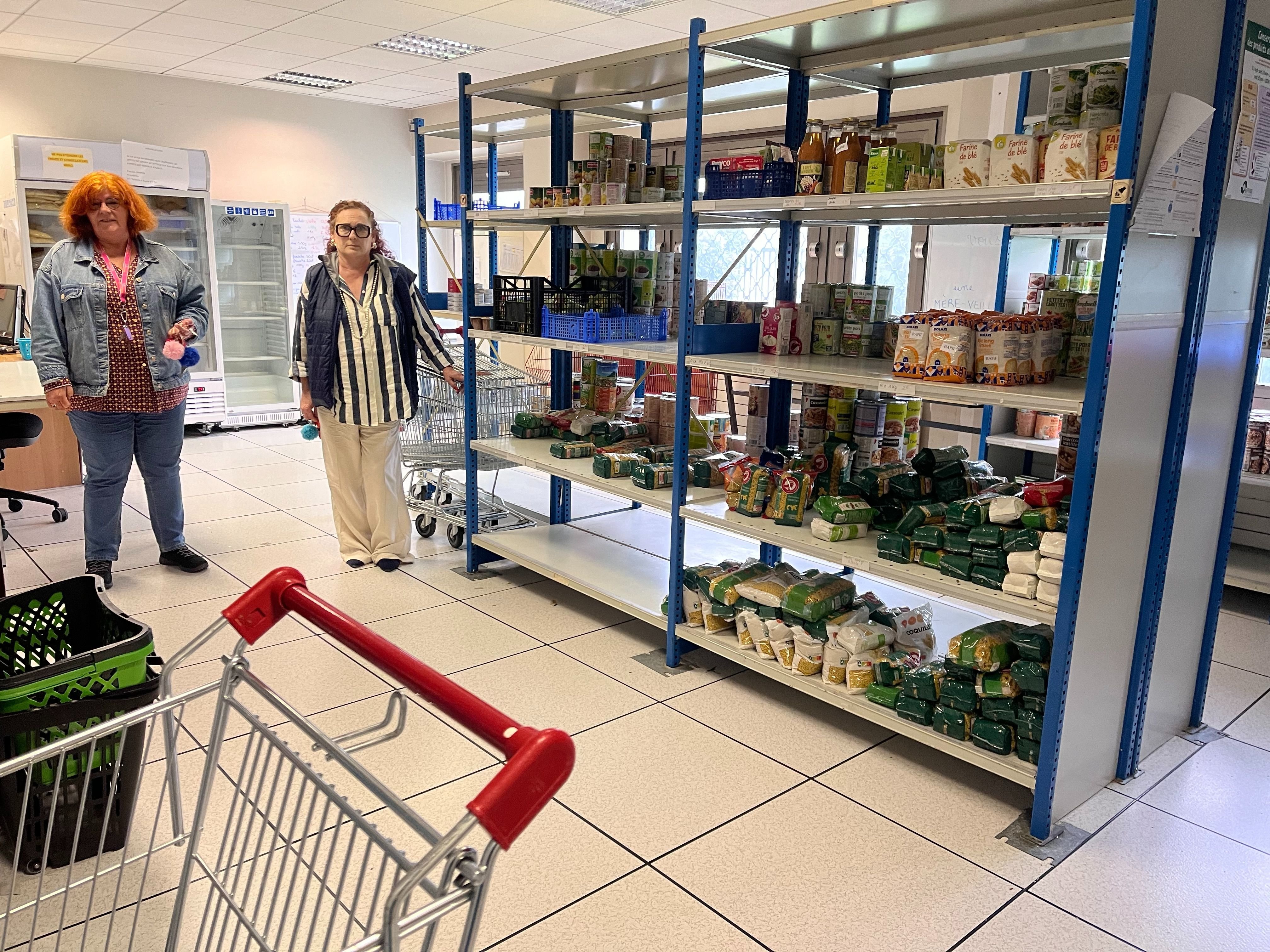 Brétigny-sur-Orge (Essonne), lundi. Présidée par Pascale Campin (à droite, l'épicerie sociale propose aux bénéficiaires de faire leurs courses à prix très réduits. LP/Nolwenn Cosson