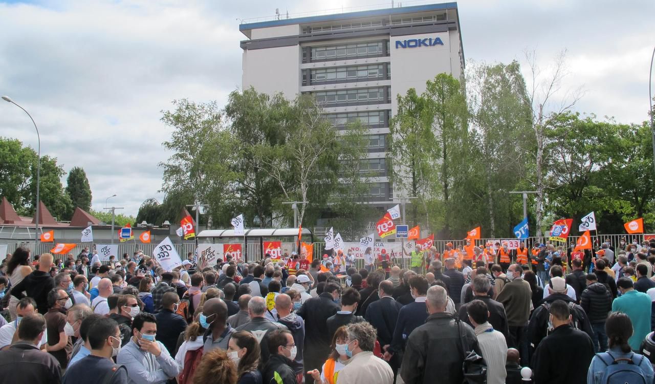 <b></b> Nozay, le 30 juin 2020. Plus de 500 salariés de Nokia ont manifesté devant le site de Paris-Saclay contre un plan qui prévoir la suppression de 1 233 postes, dont 831 à Nozay.
