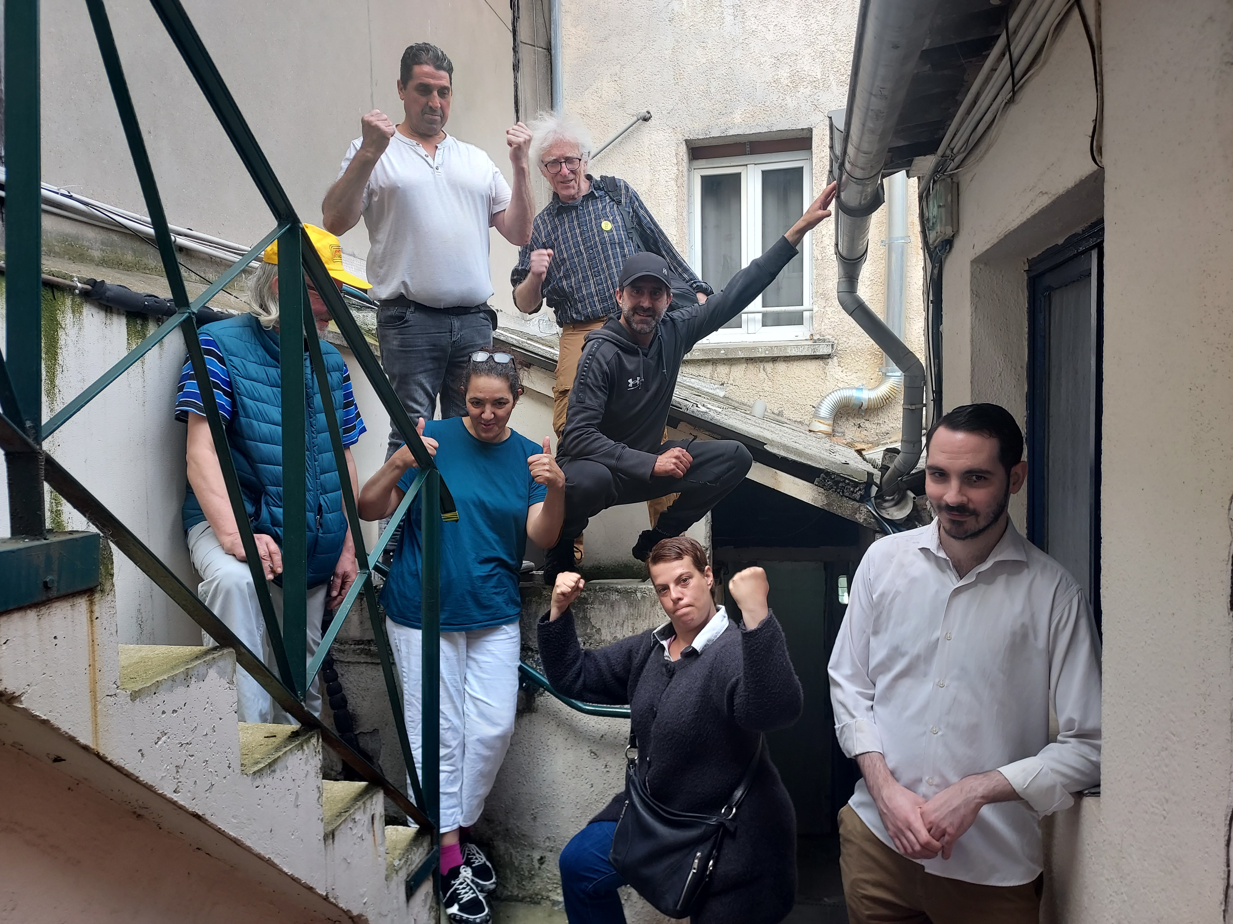 Paris (XIIe). Pascal, Nawel, Gwendoline, Geoffroy et Fernando sont soutenus par Jean-Baptiste Eyraud (au fond), porte-parole de l'association Droit au logement. LP/C.C.